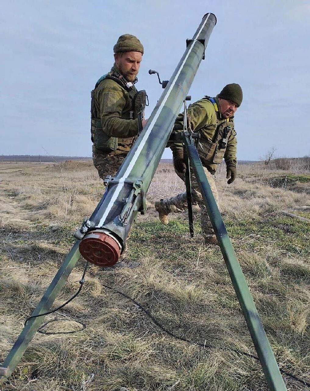 乌克兰武装部队战士发射单管122mm"冰雹"火箭炮.