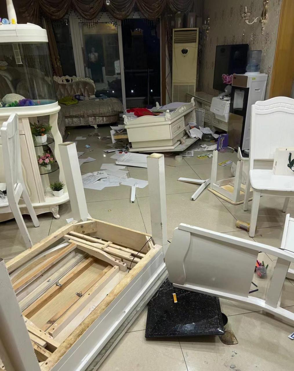 感觉日子没法过了,老公一生气就砸东西 吵架之后的客厅,直接被砸成