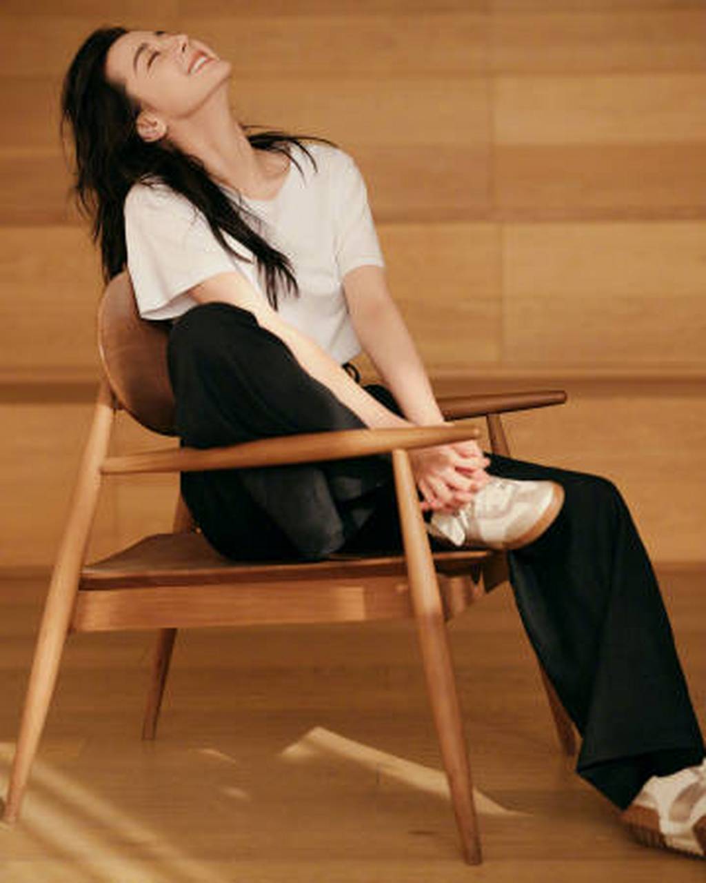 迪丽热巴的这组图的风格好像安旎的日常服,干练清爽,主打一个舒服,好