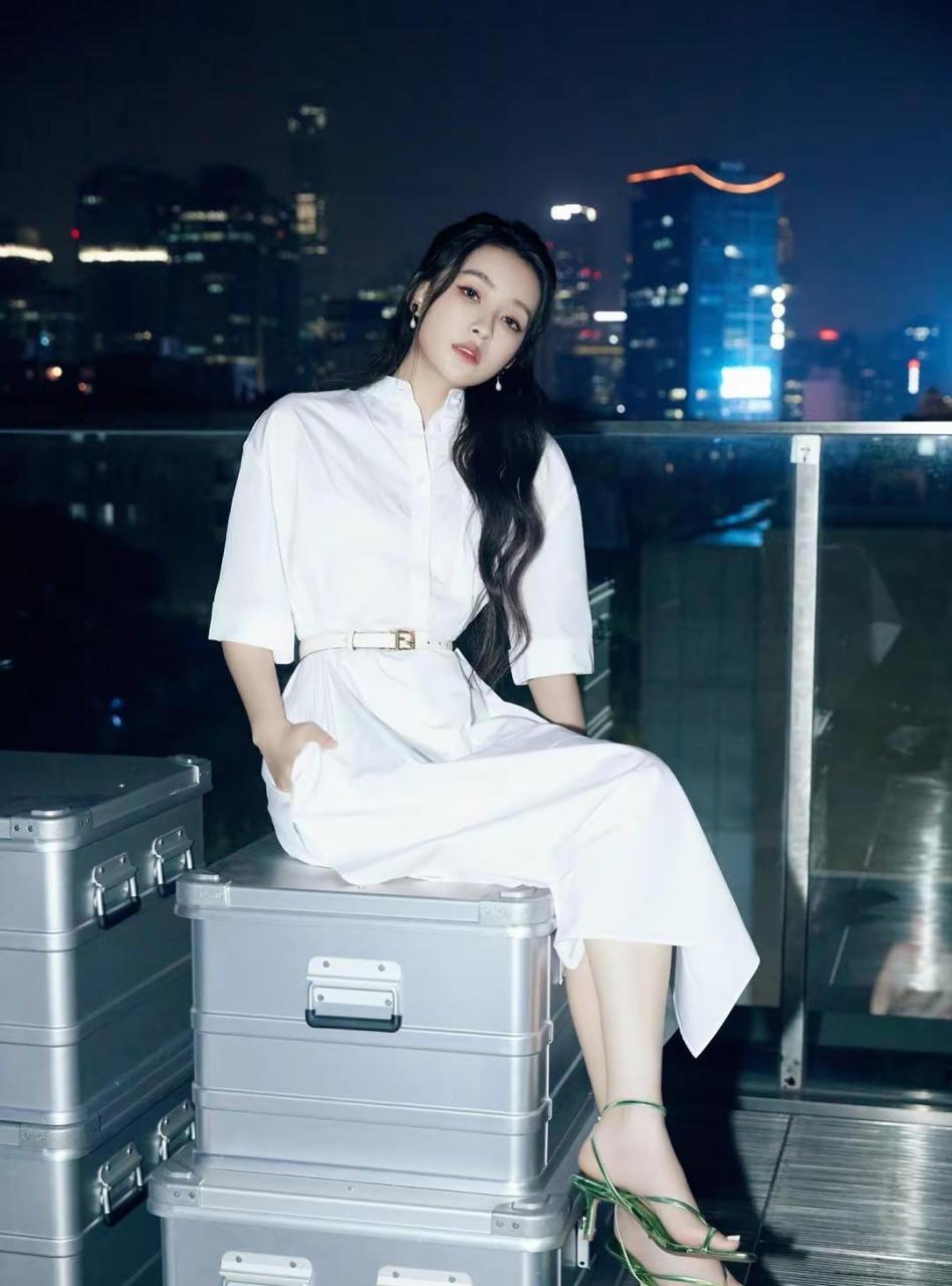 网友:孙怡一组清纯写真,穿白色开叉连衣裙露出修长美腿,性感靓丽