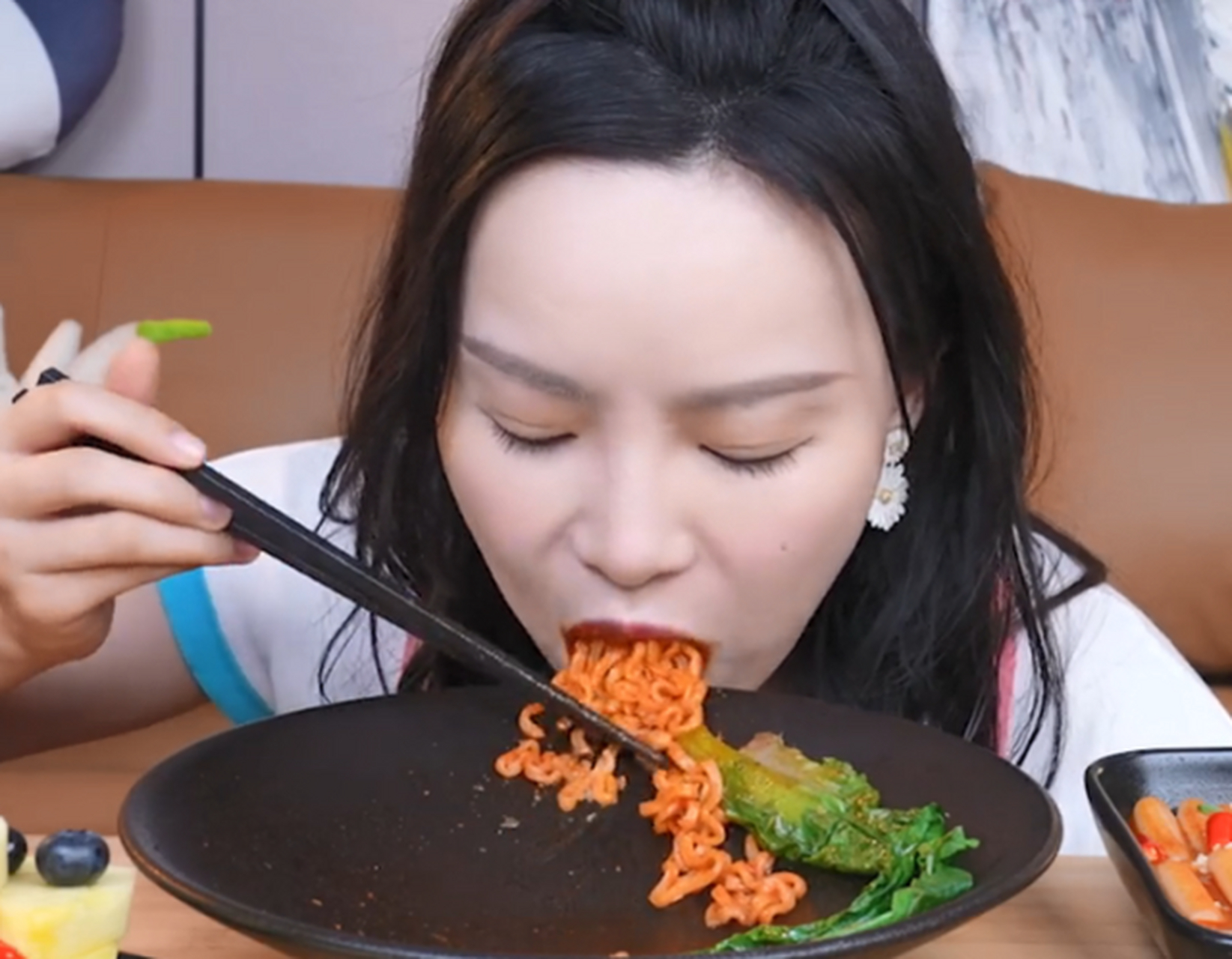 网红小贝饿了作为"美食博主"中的一员,给粉丝们发现了很多美食的同时