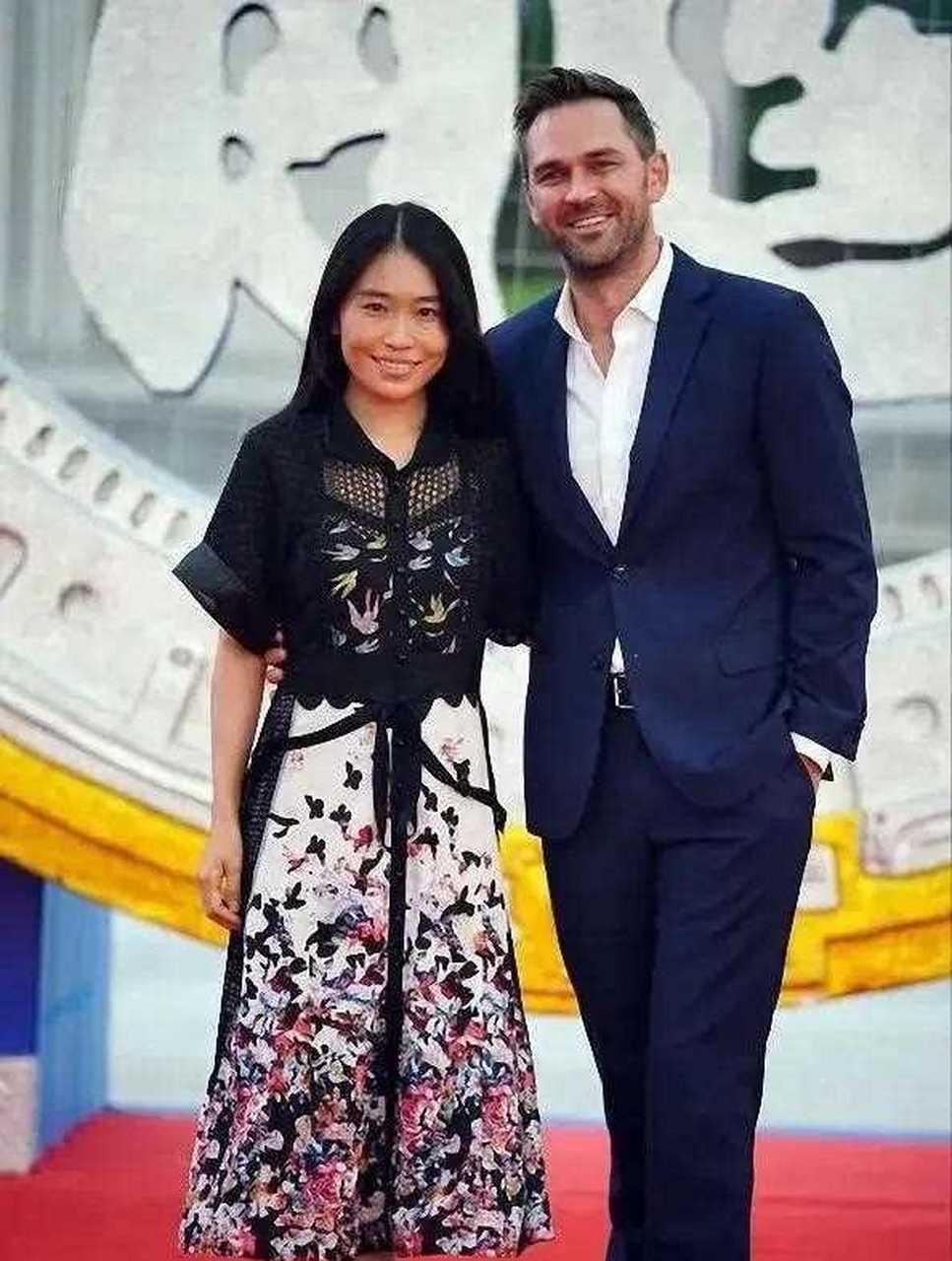 张艺谋大女儿张末携瑞士老公走红毯,身穿印花裙太有女人味,瑞士老公
