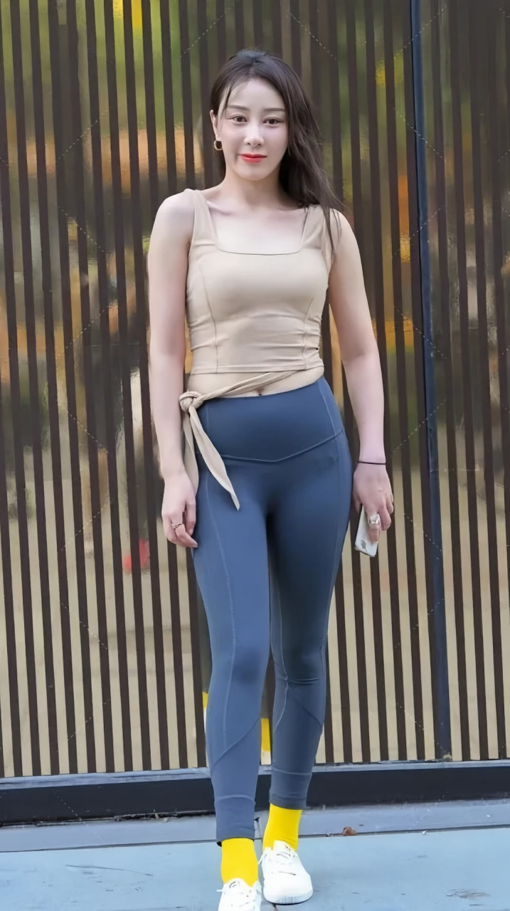 街拍美女壁纸 火辣身材 给生活多一点微笑