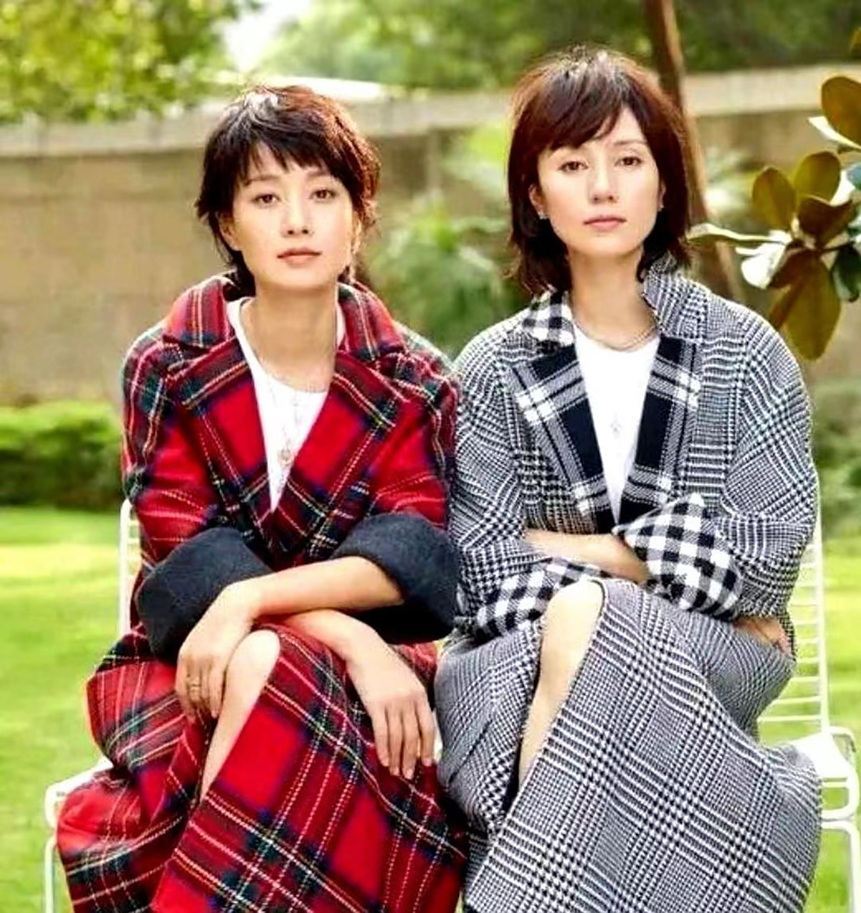 袁泉马伊琍拍摄姐妹写真,"罗子君"和唐晶"又又又合体了,两位展示出了