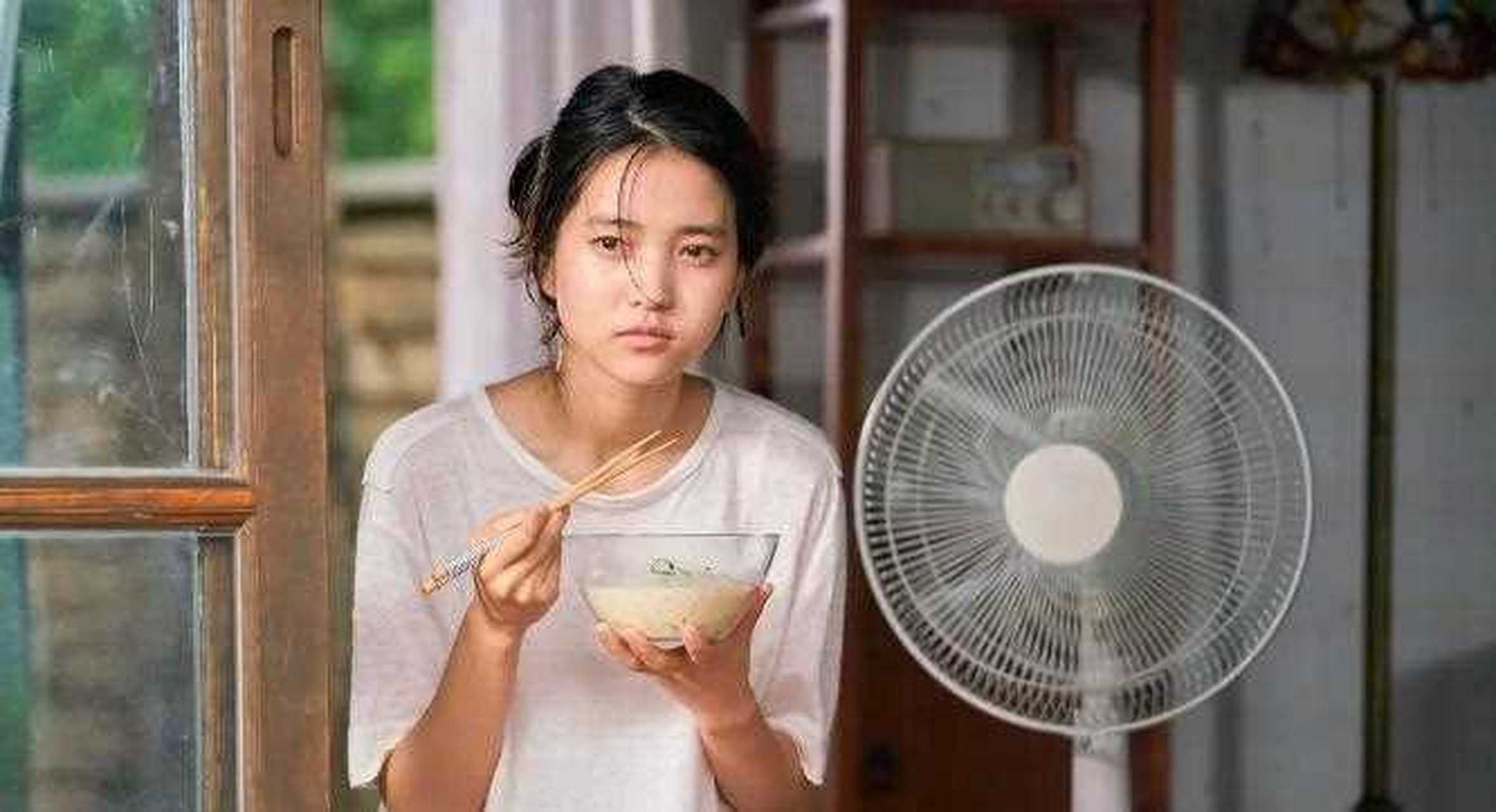 在金泰梨主演的电影《小森林》中,电影开首以女主角惠媛的一段旁白带