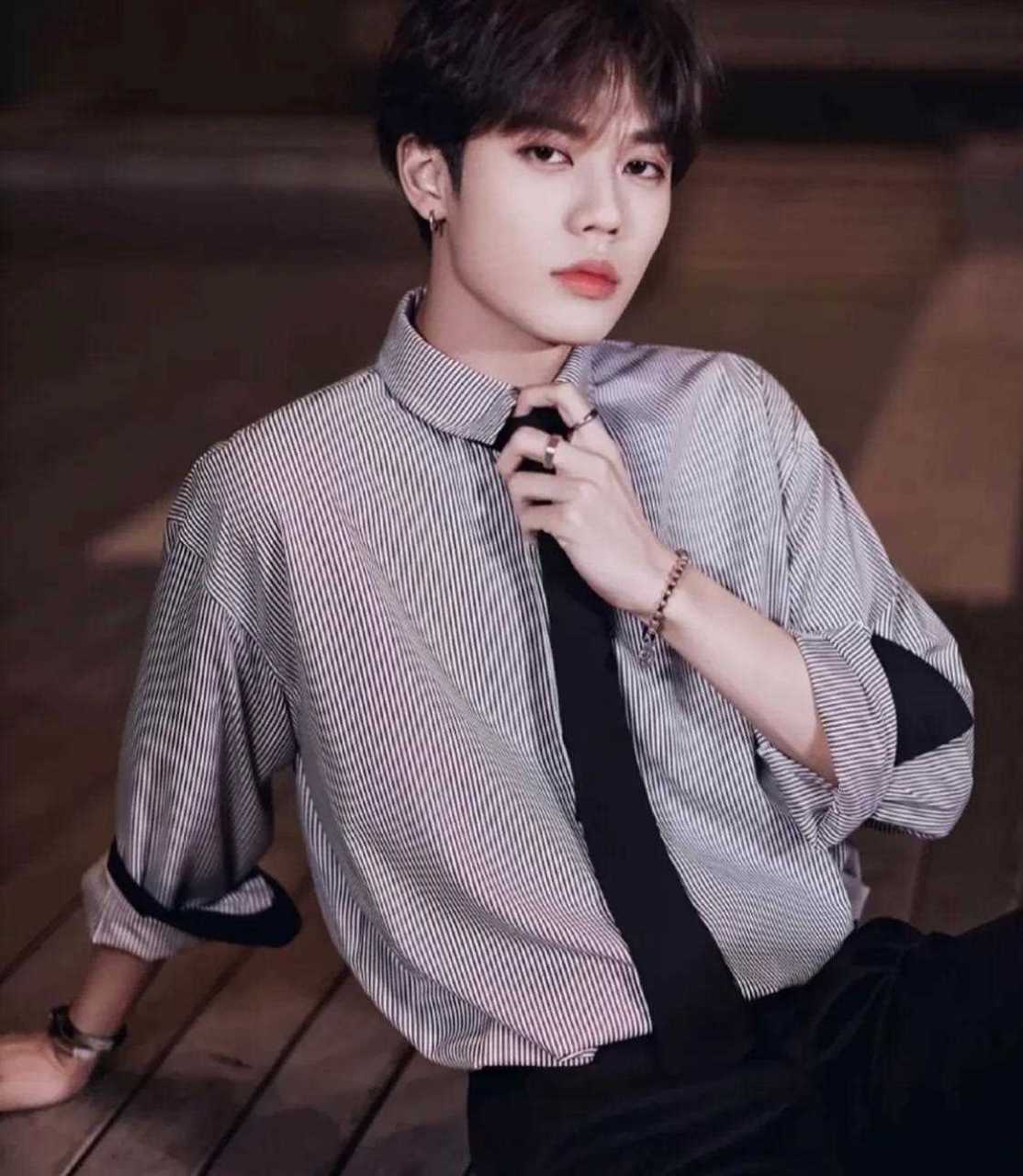 一脸禁欲系让人感觉生人勿近,霸道十足,仿佛就是从小说里走出来的总裁