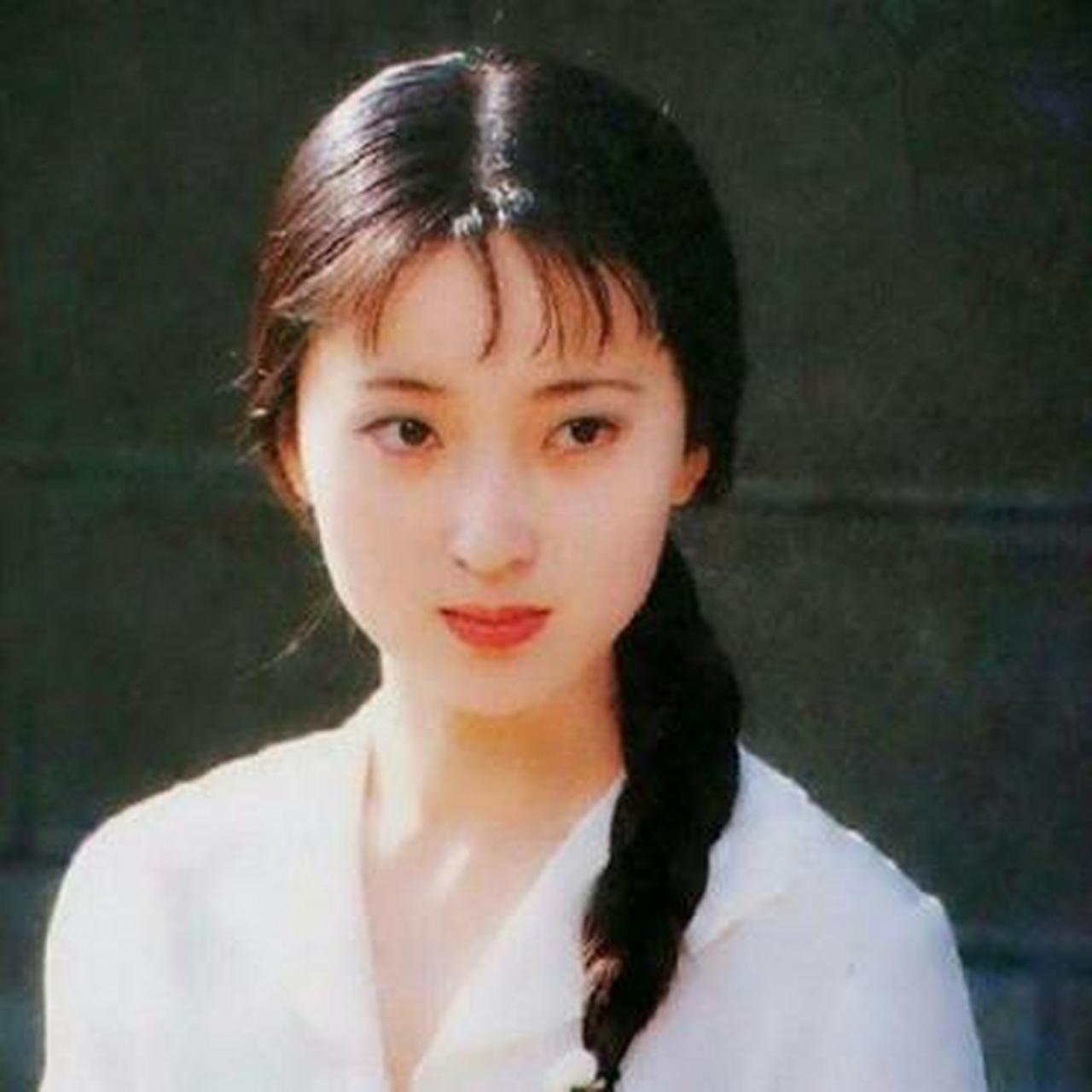 87版《红楼梦》林黛玉饰演者陈晓旭,当时可谓是家喻户晓,公认"林妹妹"