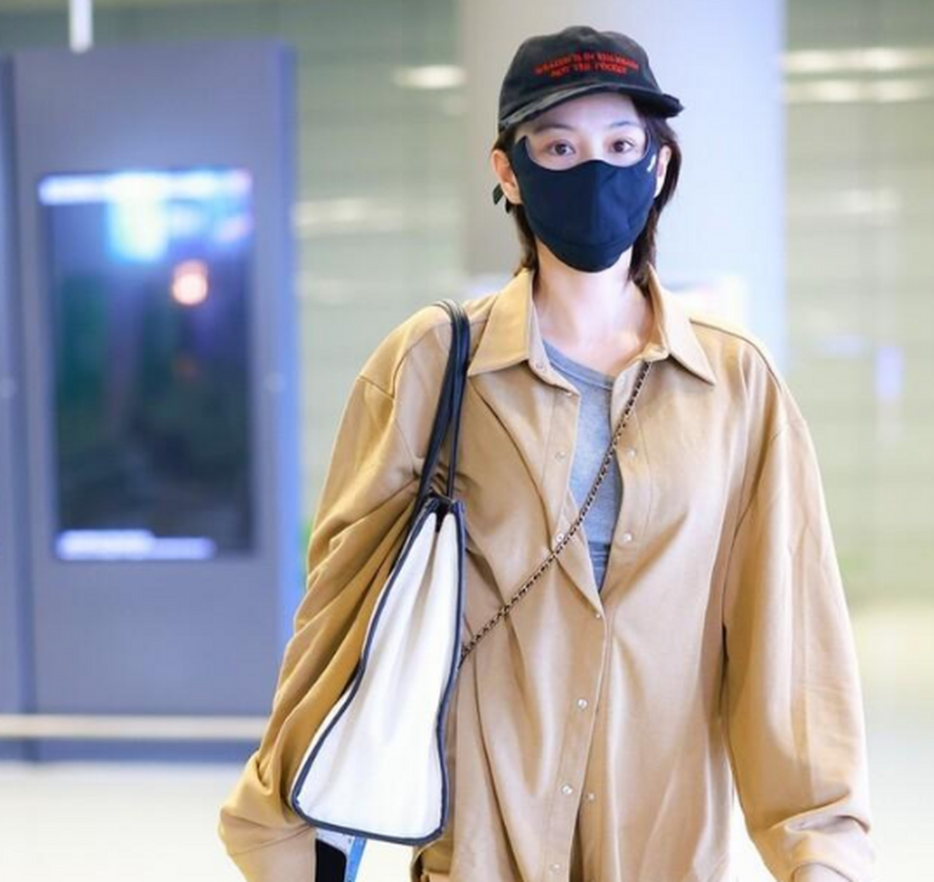 张馨予现身上海机场,身穿卡其色衬衫时尚大方 张馨予,原名:张燕,出生