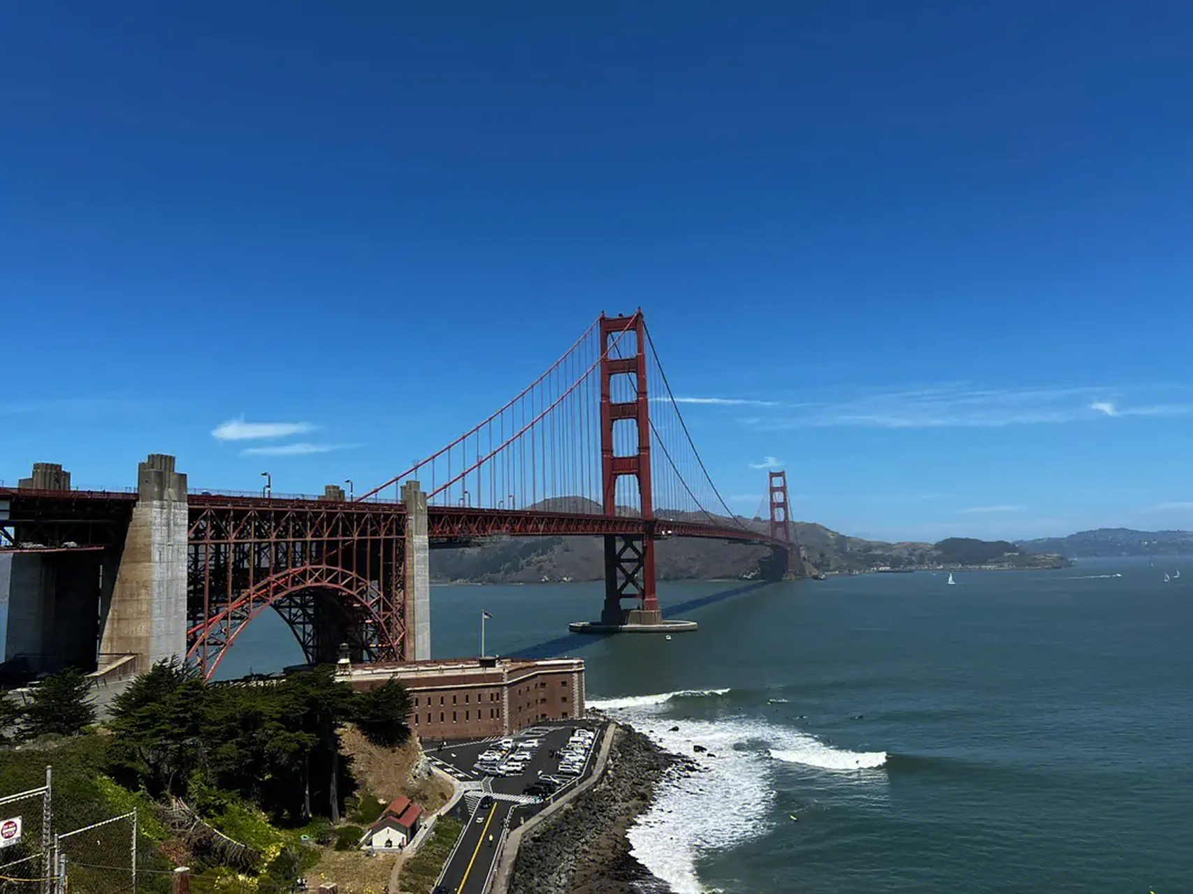 美国金门大桥:它一共耗用10万多吨钢材建成,它也是旧金山的象征,同时