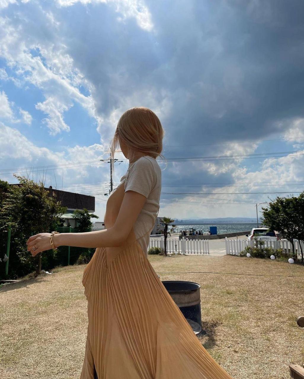 彩英我为长裙 搭配牛仔裤代言 还记得前不久我发的朴彩英蓝色 碎花裙