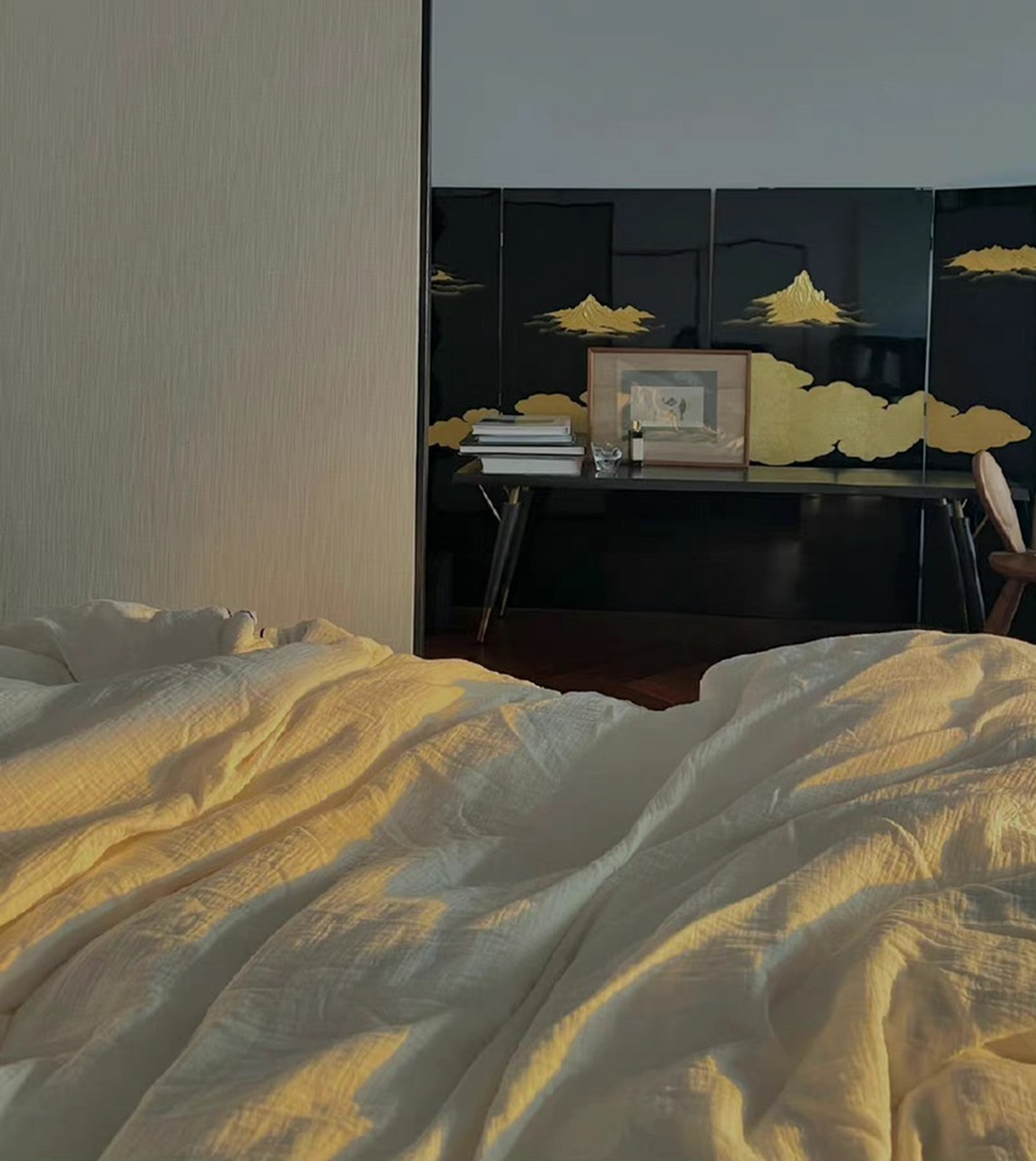 氛围感绝了 这应该是很多人理想中的卧室了吧,玫瑰色的木地板充满着