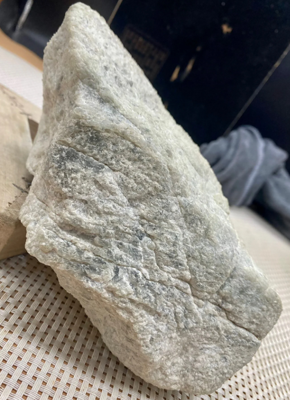 点击头像看直播# #翡翠原石# 2公斤 木纳白盐沙 大冰料 肉质发黑 太