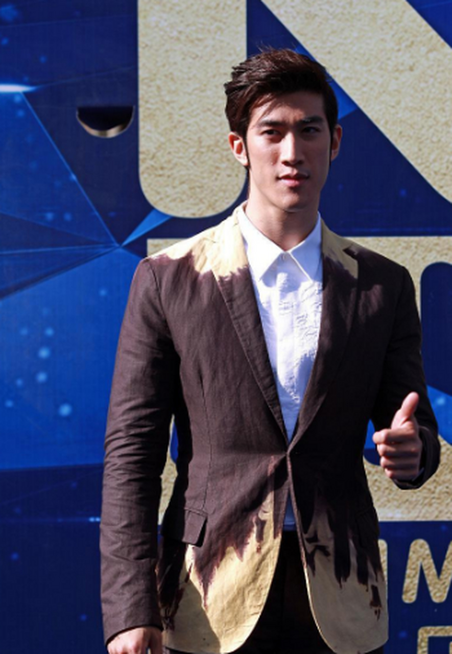 3月12日,狗仔记者爆料了男星李治廷与女友妈妈拥抱告别,随后与李治廷