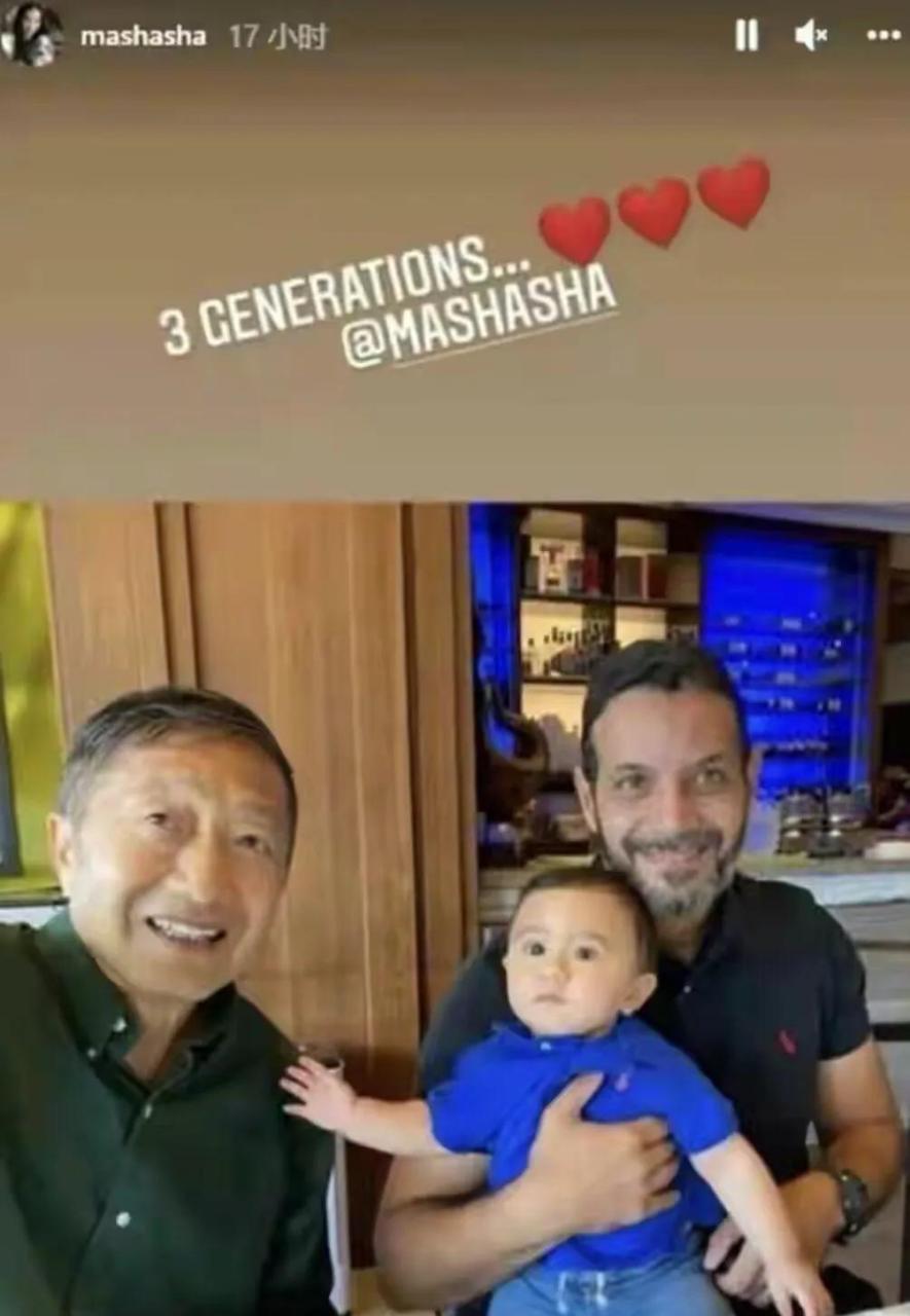百家号星火计划# 郑佩佩前夫原文通晒出与外孙合照相片,状态依旧非常