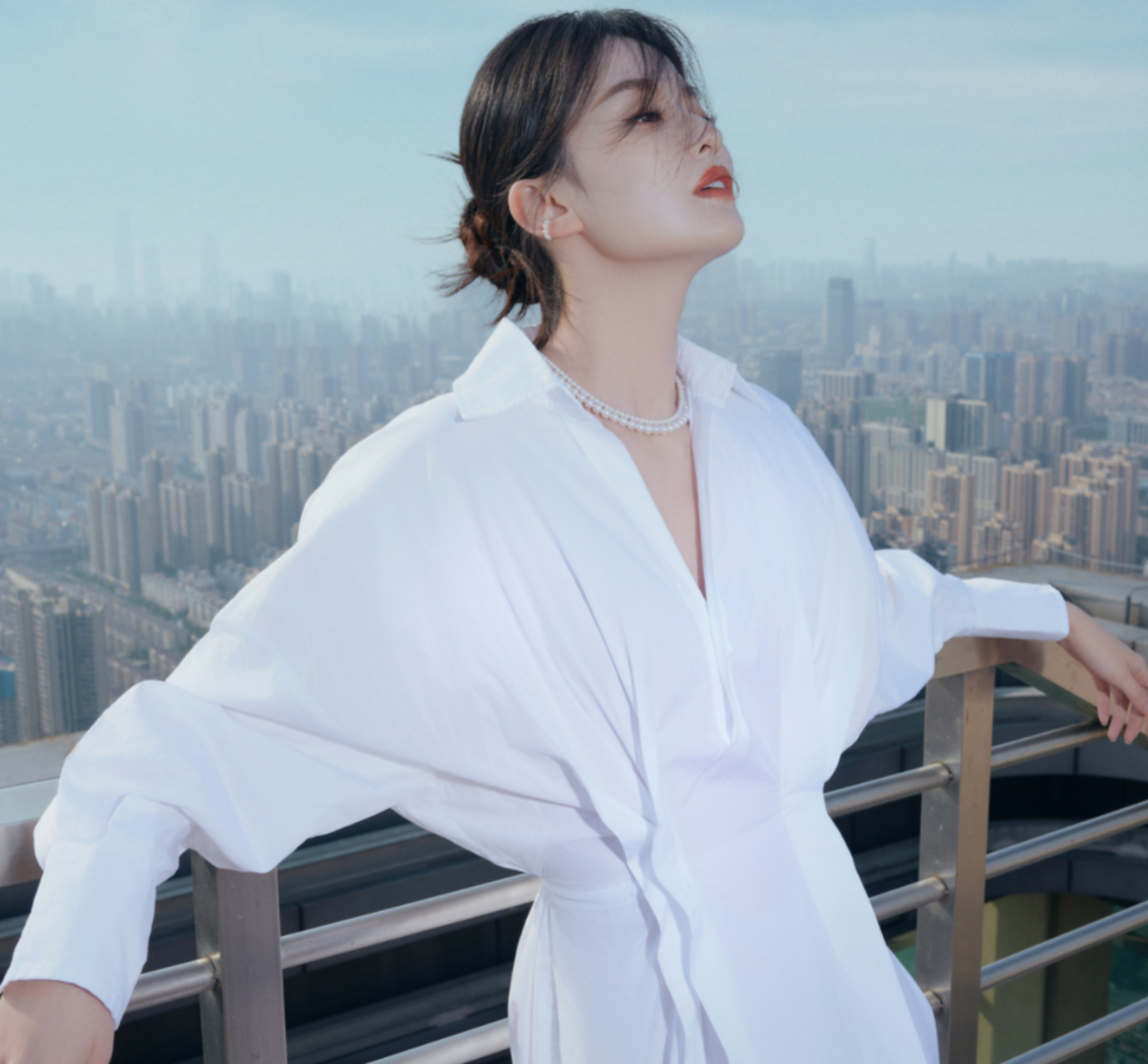 乔欣白色衬衫裙气质优雅的很 #乔欣白色衬衫连衣裙# #百度世界生成