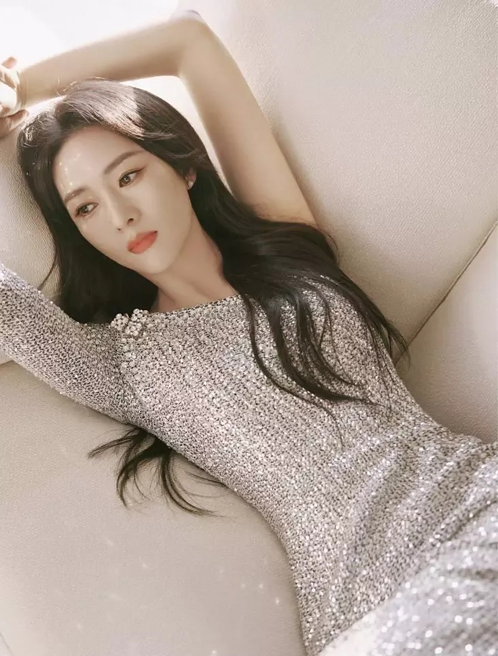 童瑶穿银色吊带长裙,由内而外散发出一种精致的美!