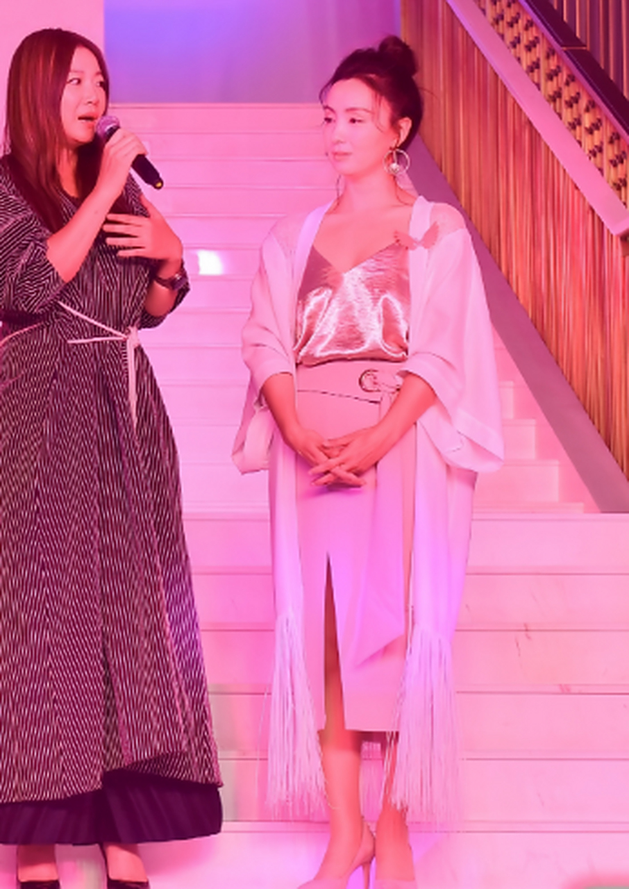 陶虹的旧照!肉色丝袜很有年代感啊!