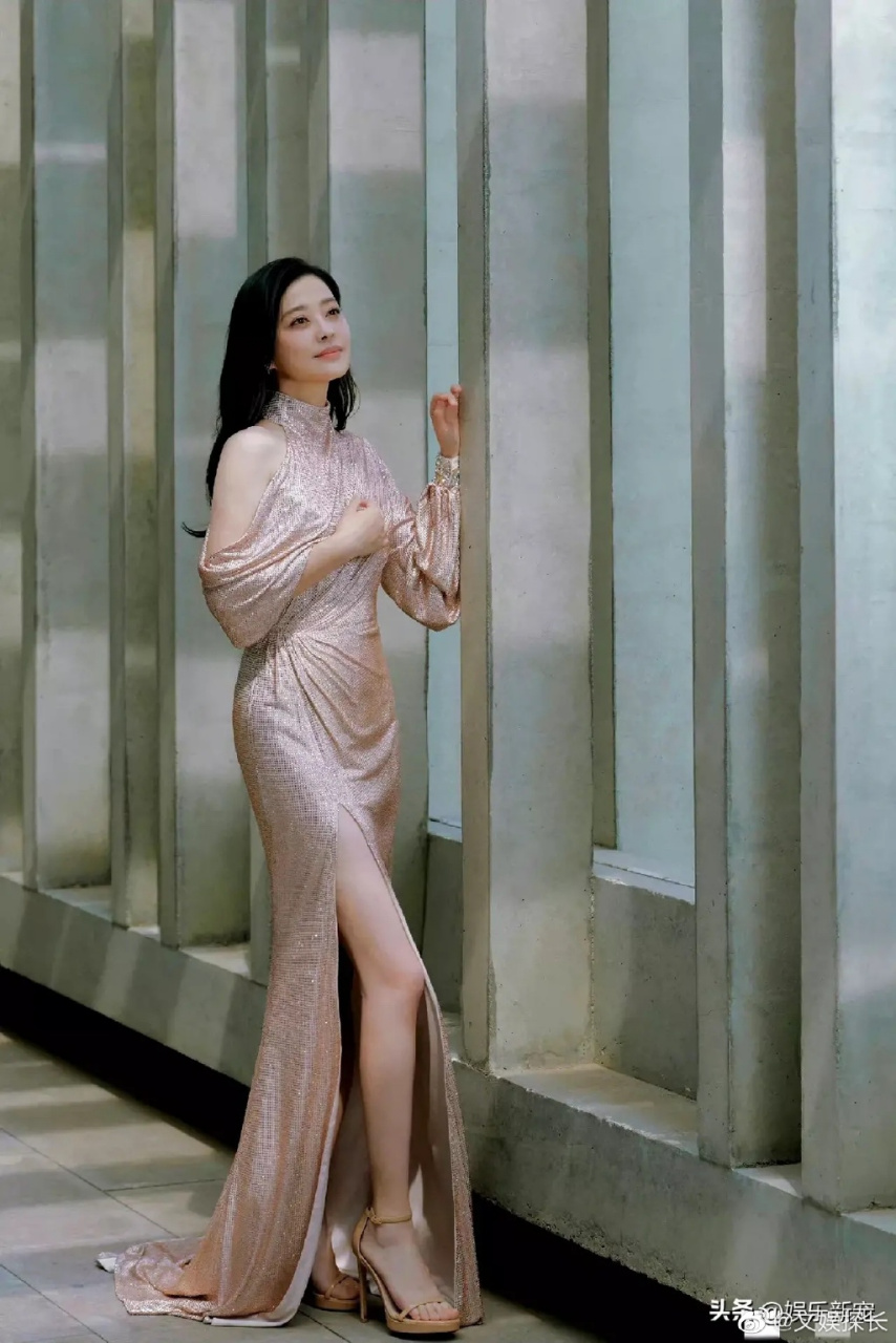 梅婷雨中撩发好美!梅婷状态第一好!