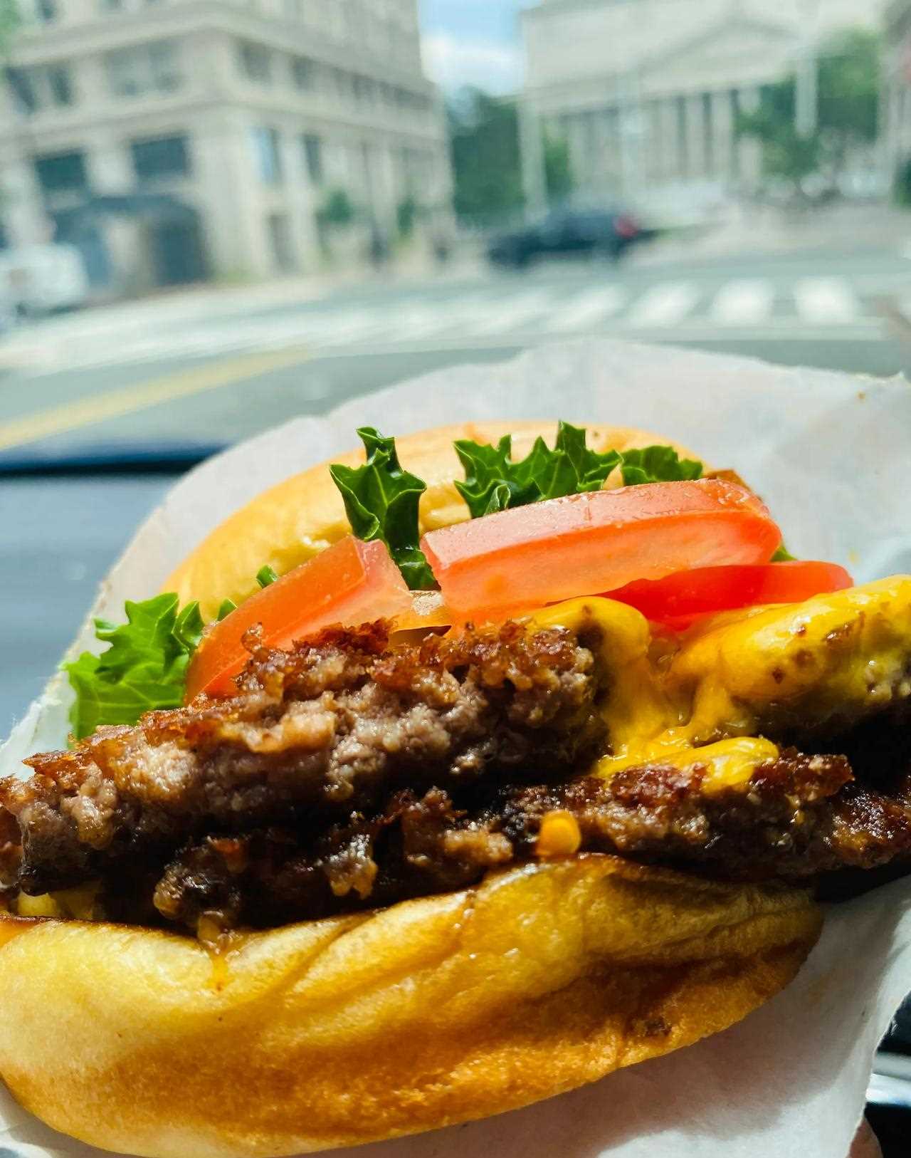 shake shack的双层牛肉堡够juicy炸鸡块不如chick fil a