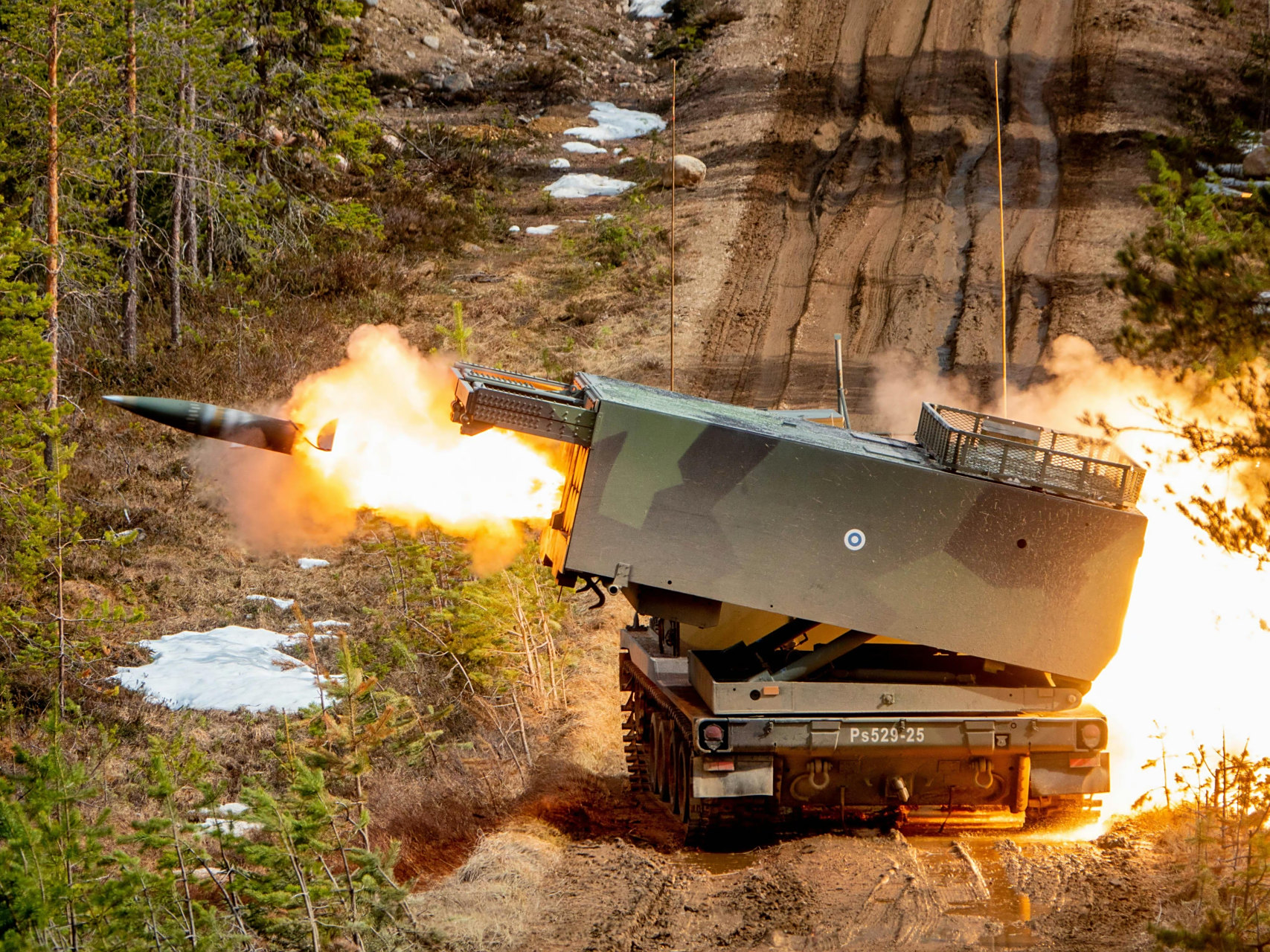 俄罗斯乌克兰战场上,乌克兰军队也接受了一些m270型火箭炮,不过表现没