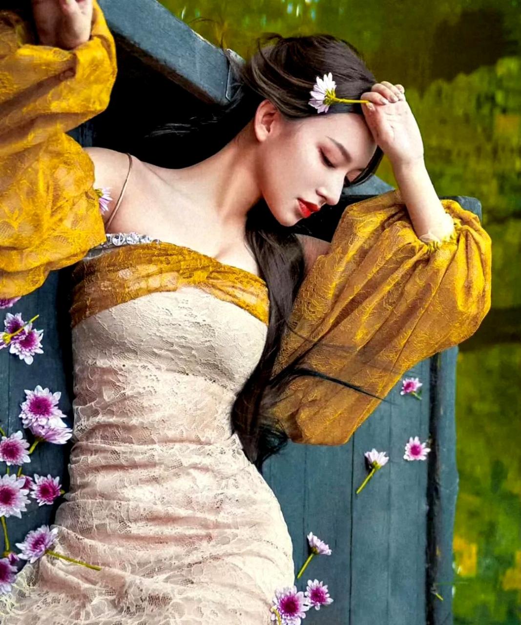 程潇穿着一袭草木色的古典礼服,宛如法式油画中的女主角,散发出高贵