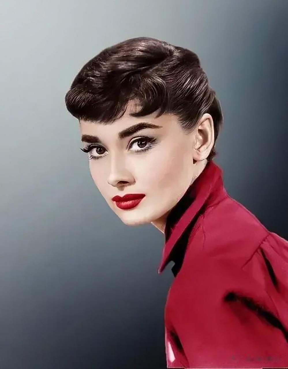 奥黛丽赫本,出生于动荡的时代.年少时,家庭破碎;长大后,感情坎坷.