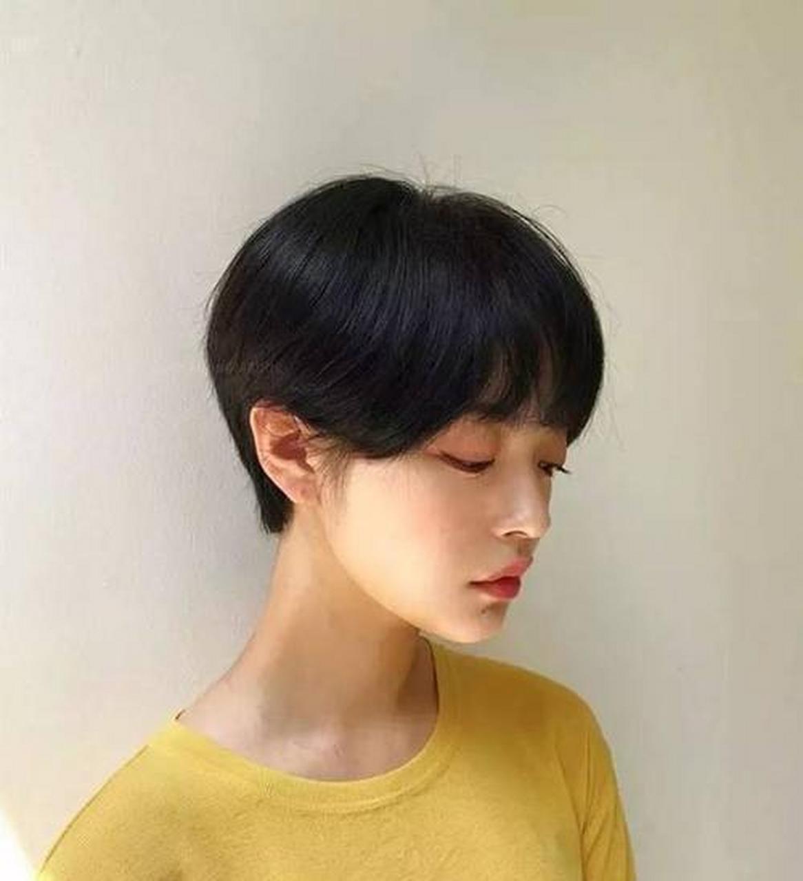 "我不耐烦的打断她:"这跟你剪短发有半毛钱关系?