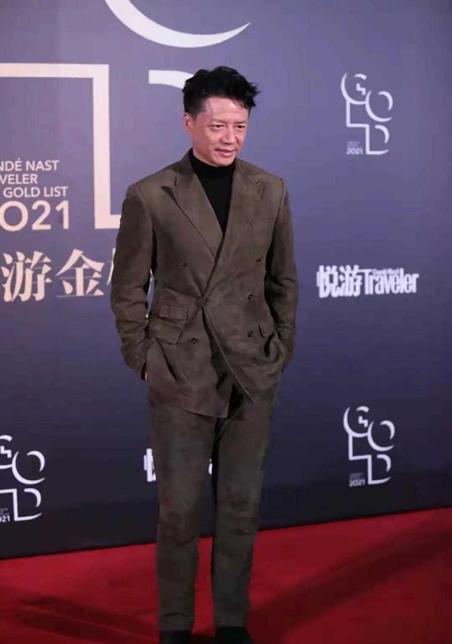 段奕宏一身卡其色西装,出席红毯.依旧帅气,尽显成熟男人魅力[爱钱]