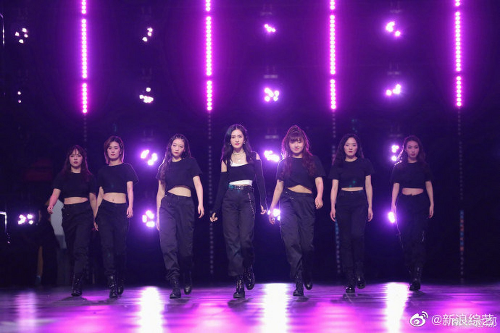 谢娜晒出在《快乐大本营》中跳blackpink《how you like that》女团舞