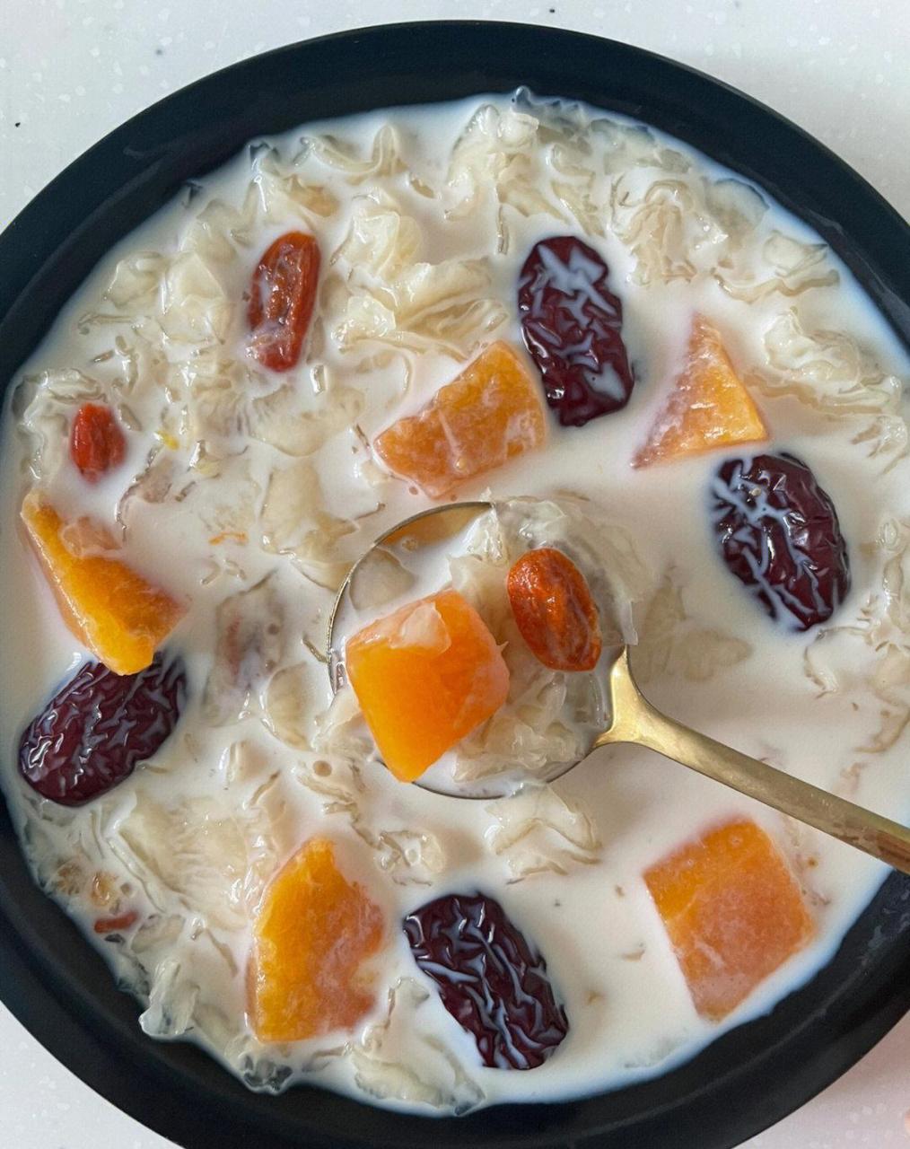 木瓜牛奶银耳羹 食材:银耳10g 木瓜1/4个 红枣12颗左右 枸杞20g 一盒