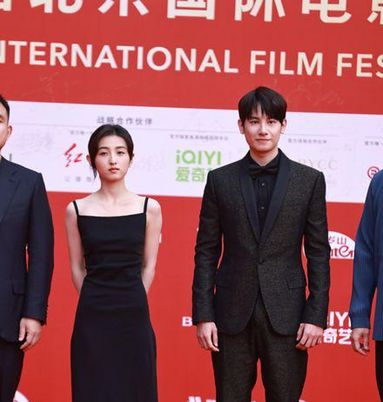 张子枫胡先煦好甜《穿过月亮的旅行》亮相北影节