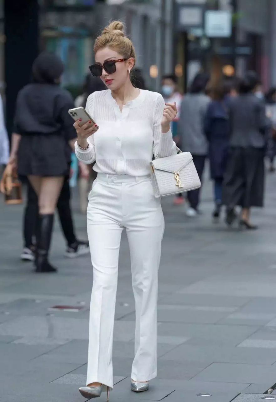 魅力十足的白色西裤,搭配高跟鞋修饰身材比例,清新淑女的优雅气质