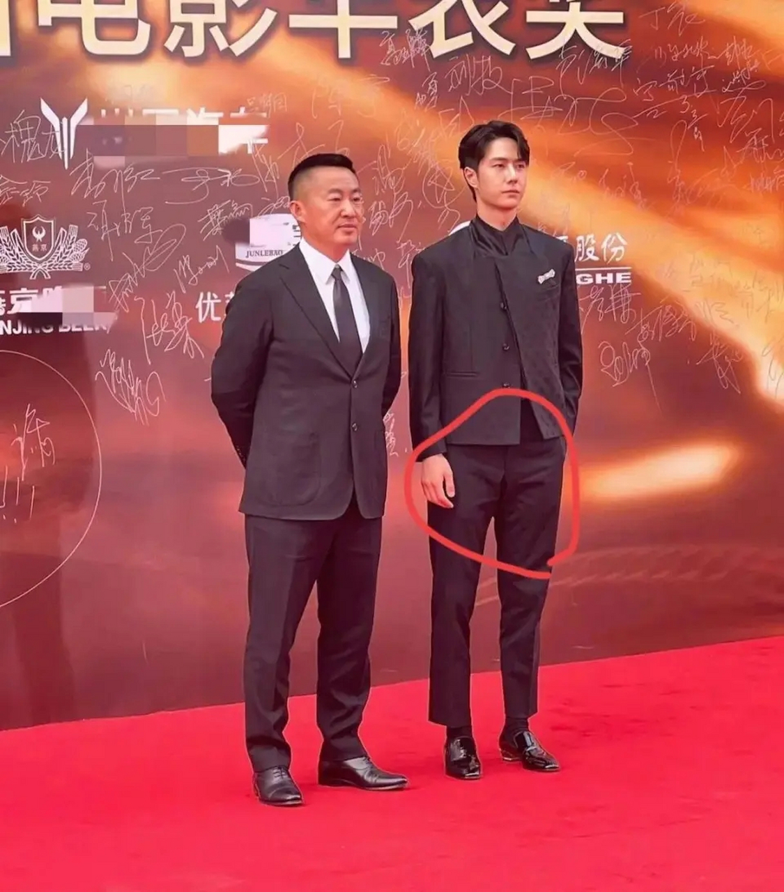 其实从上次戛纳红毯高叶礼服的开线,再到这次王一博裤子的开线,起码