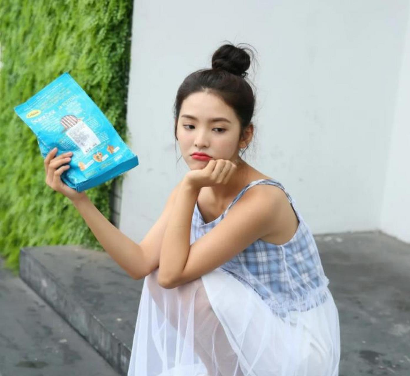 章若楠出道前当过模特时的照片,差点误以为是吴倩,好像啊.