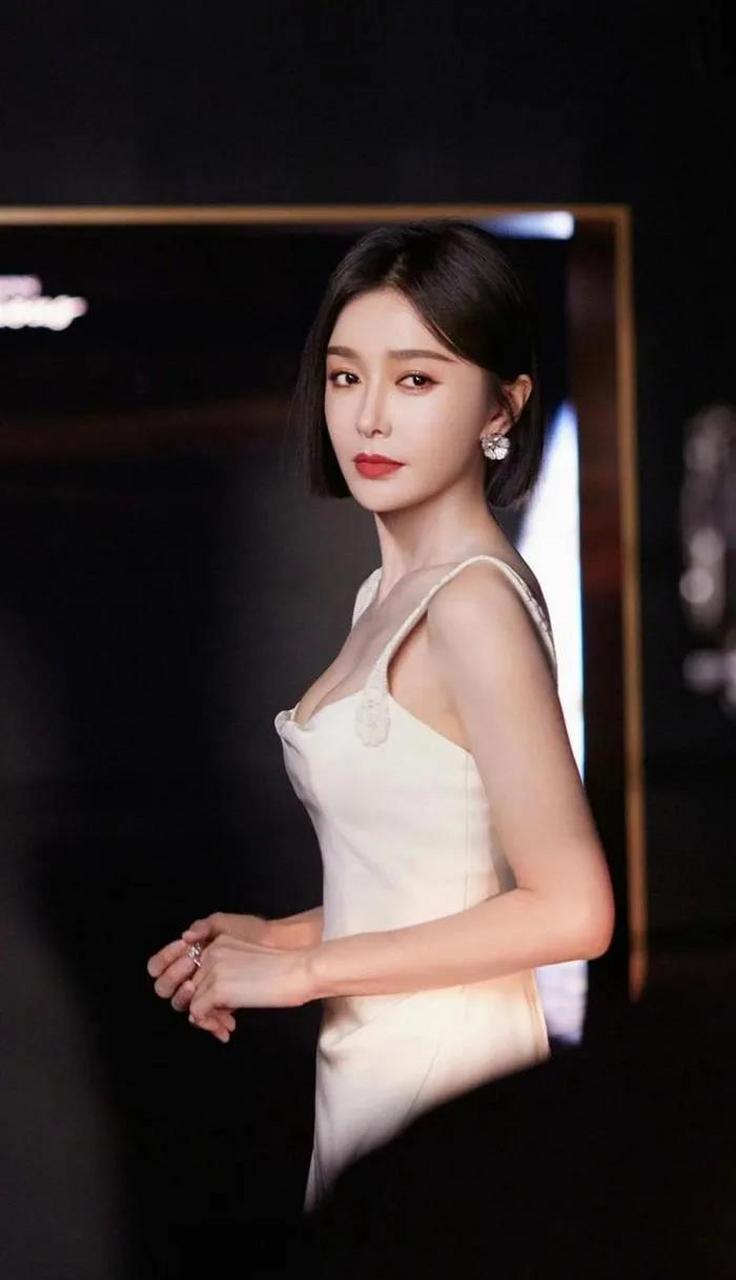 秦岚已经43岁了,但是她的身材比以前更丰满迷人,颜值依然很高.