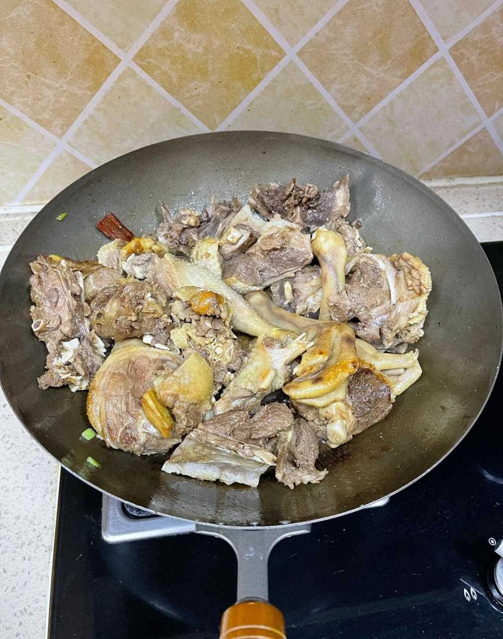 大家好,我是二豆妈,今天休息一天没有视频发,昨天炖的酸菜炖大鹅,没录