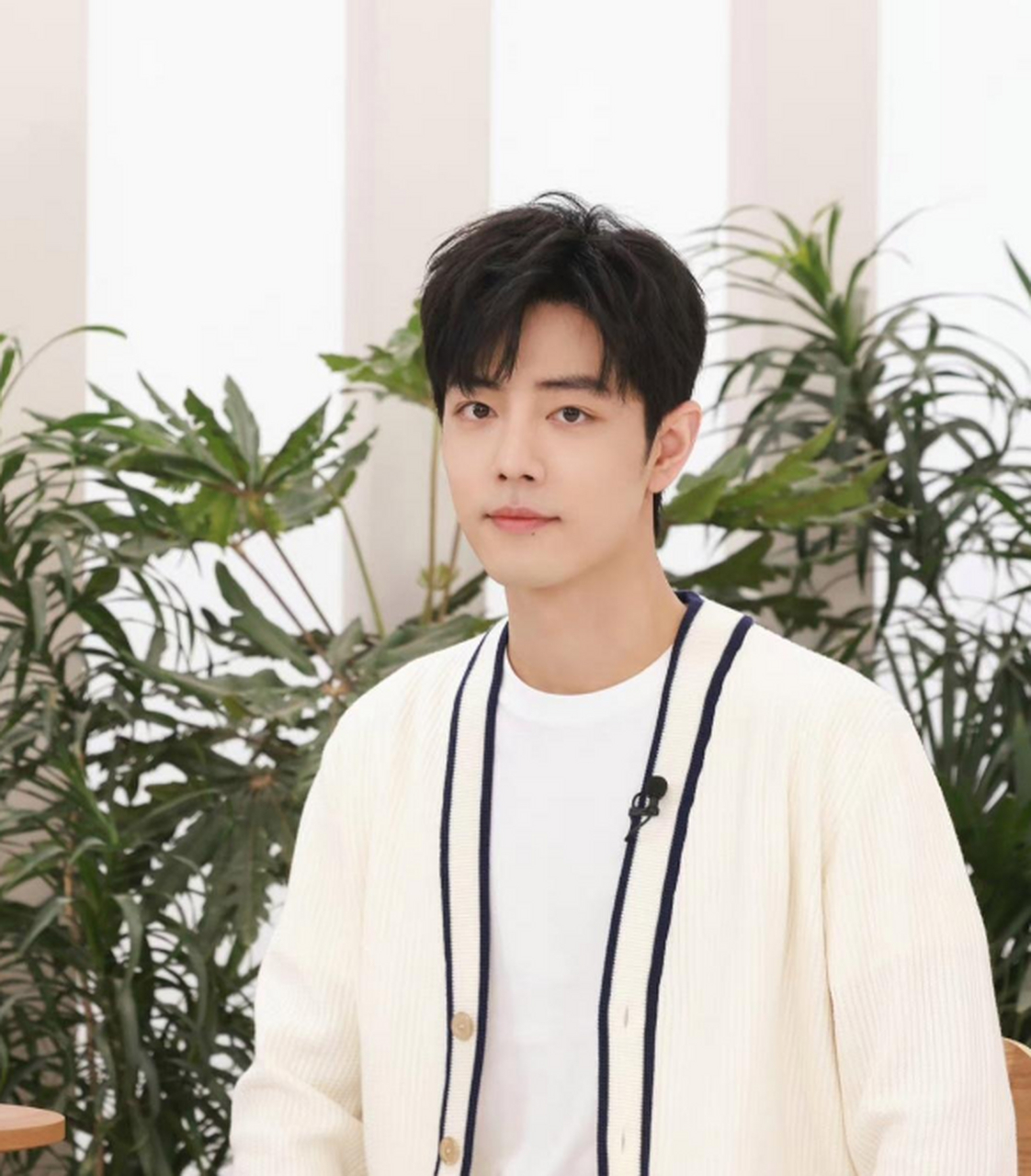 肖战参加品牌活动,白色针织衫穿出明星味,笑起来更是阳光男孩,外形很