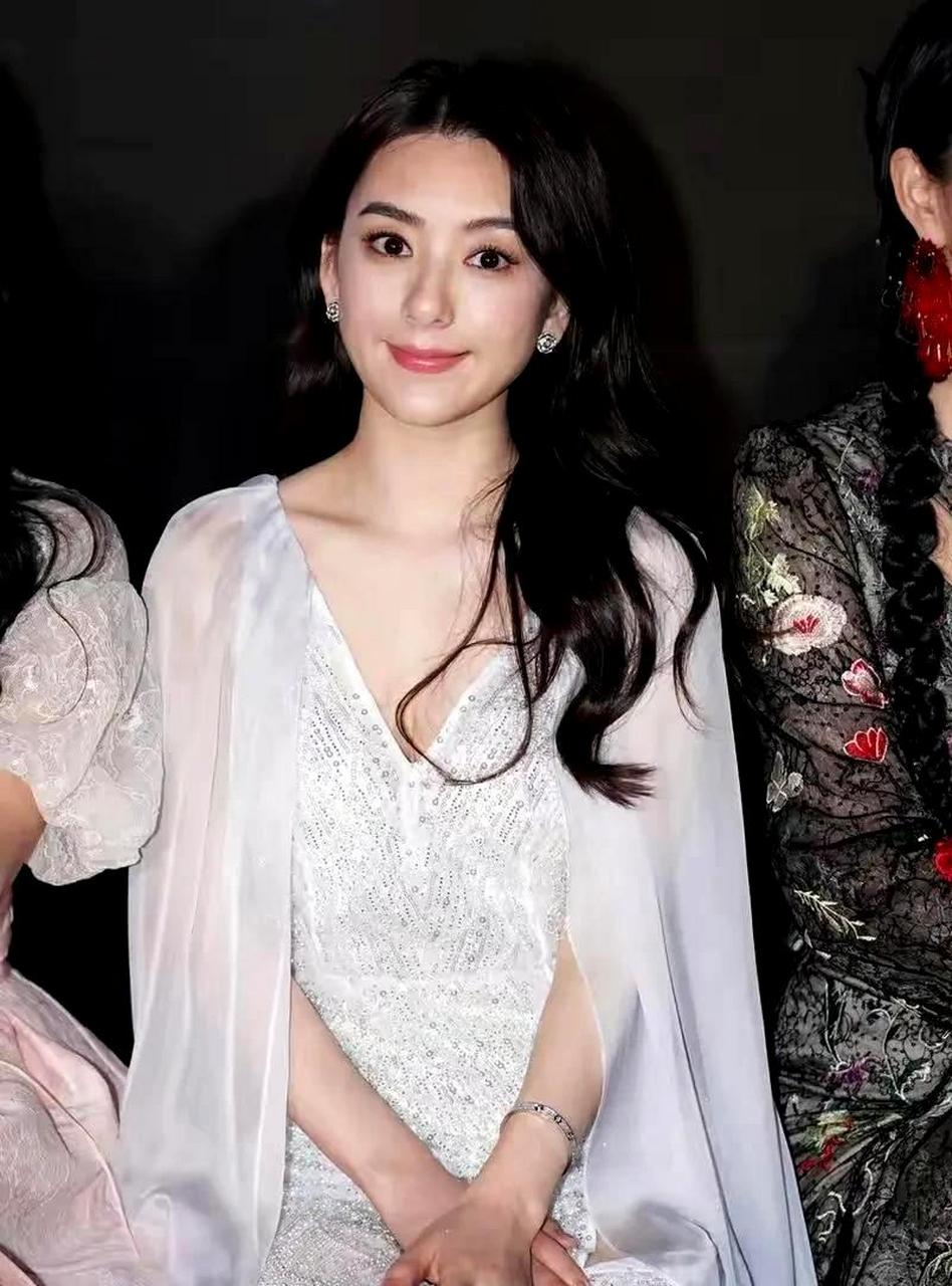 最近,郭富城的模特妻子,被称为"天王嫂"的女星方媛出席了上海时装秀.