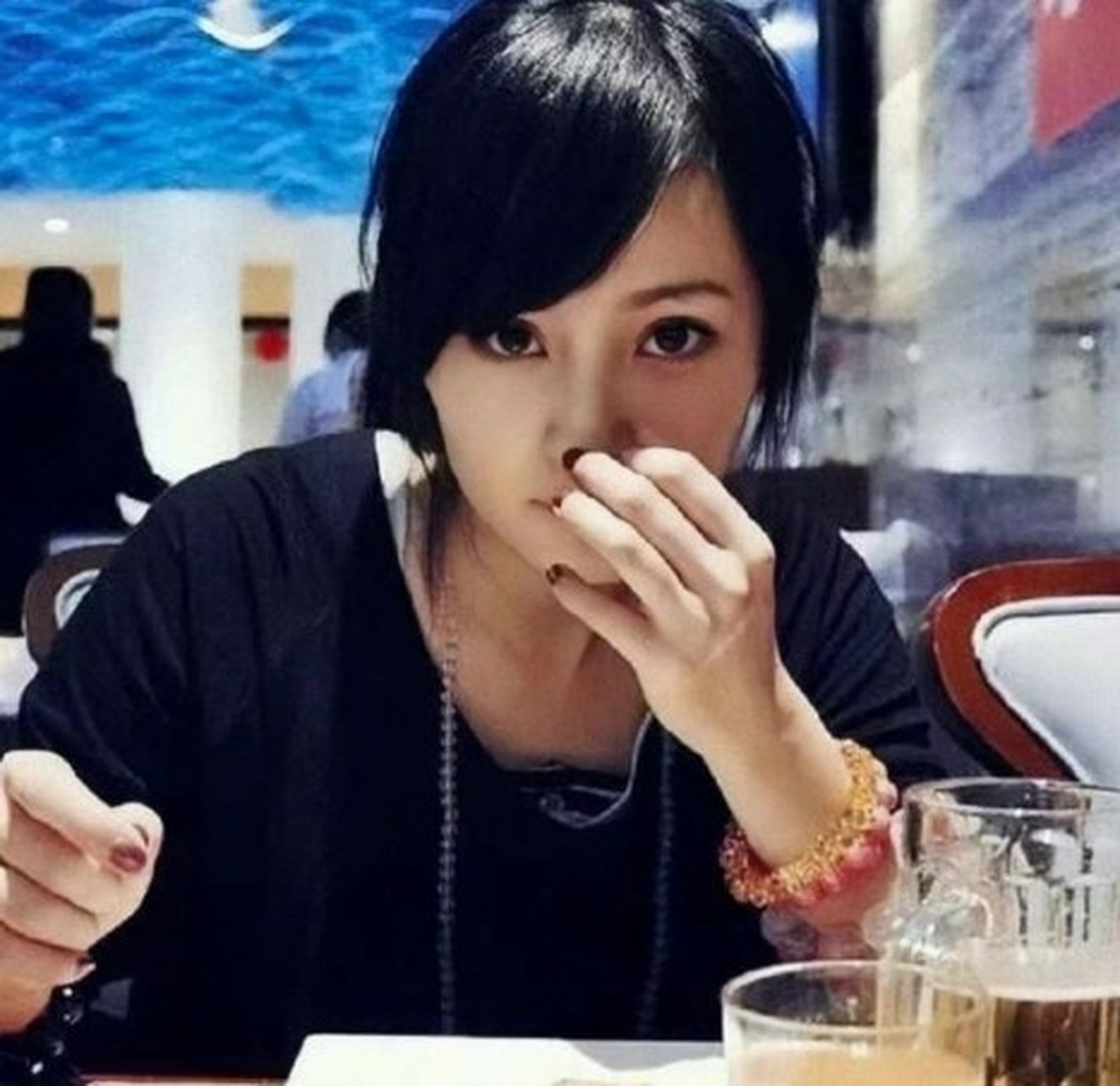 偶然刷到一组杨幂古早照片~那会她的眼神里还是充满着清澈的,水汪汪的