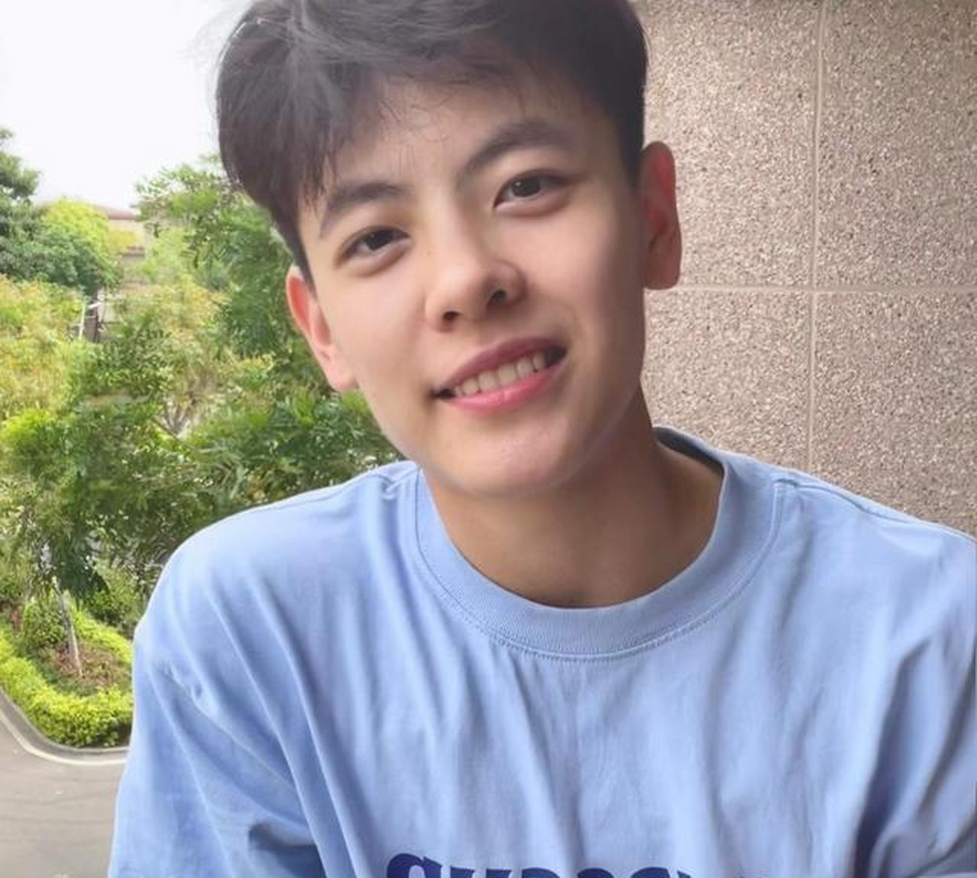 杨舒予的五官比较大,短发的时候很有男孩子的感觉,而长发的时候又给人