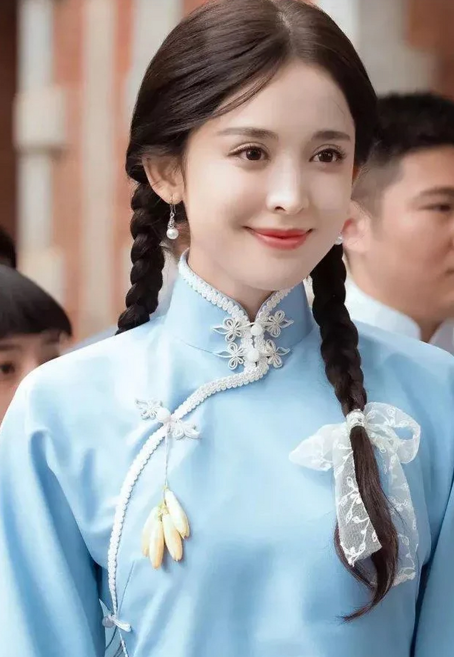 古力娜扎气质百变,穿民国学生装,清纯秀丽,颜值爆表,美成"初恋"模样!