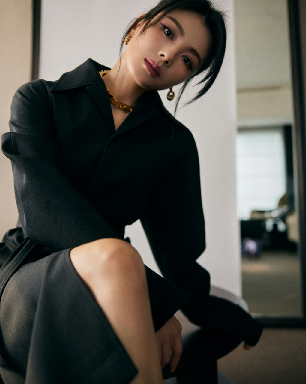 眼妆精致,妩媚诱人的#刘涛# 一袭黑色大衣,香艳美腿外漏,婀娜坐姿