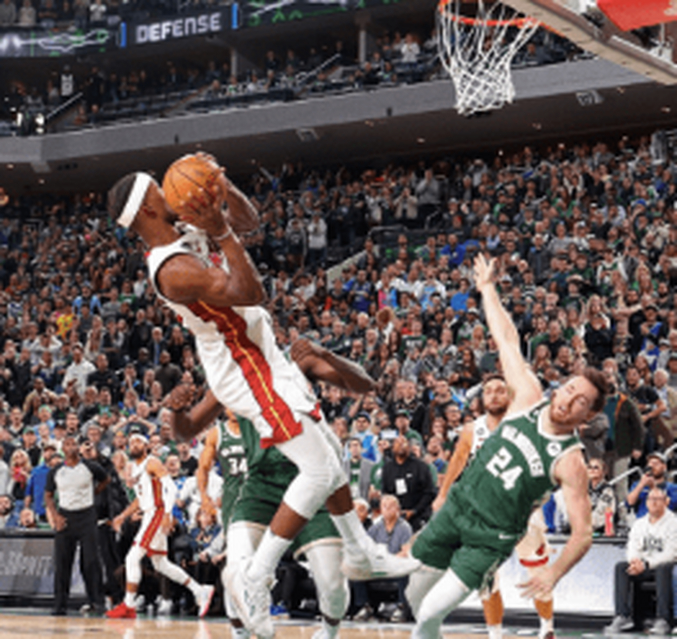 巴特勒绝平空接引争议:另一视角曝光疑推人在先 雄鹿冤死吗  4月27日