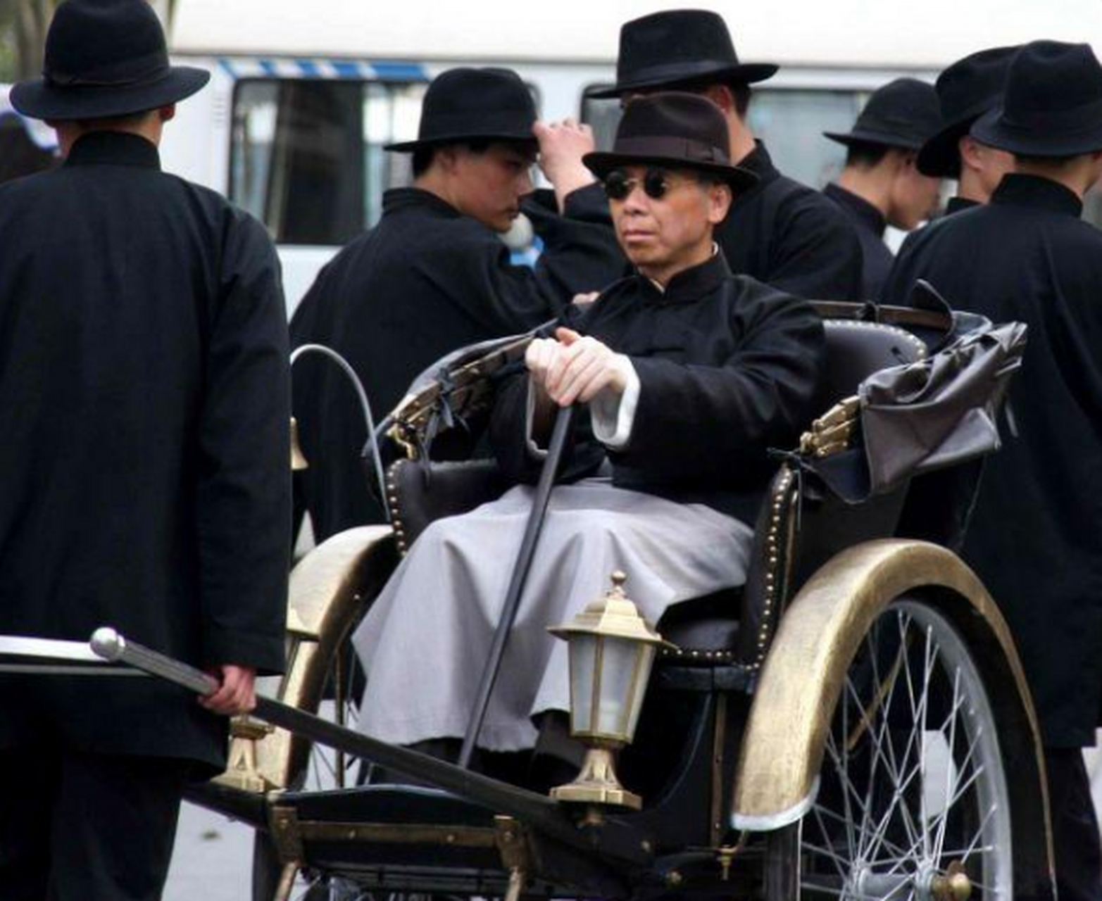 1916年,沈月英背着丈夫杜月笙偷偷地和表哥发展恋情,当杜月笙发现后