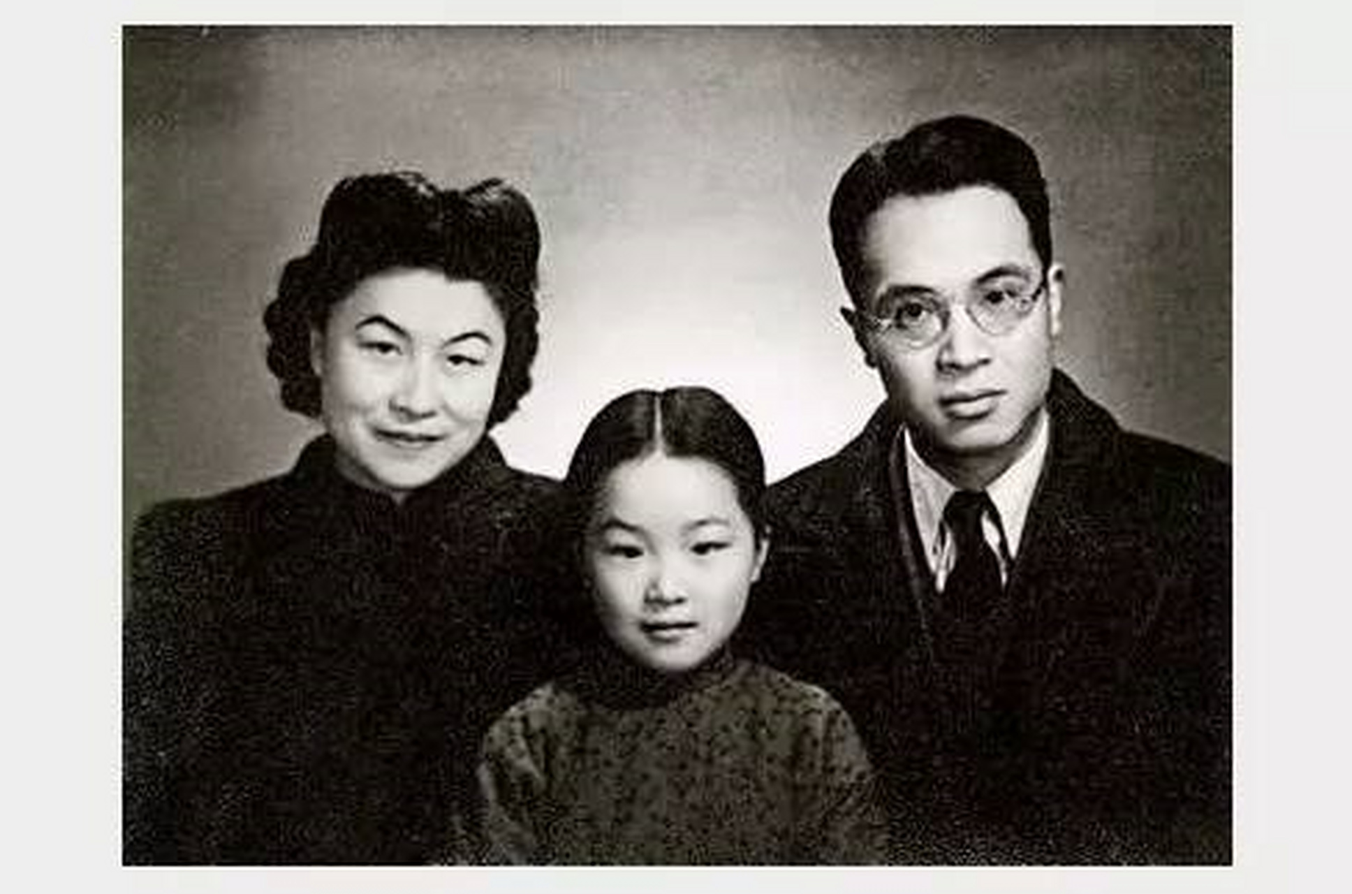 读杨绛的《我们仨》,感触很深,一个学者之家,洋溢着快乐,活跃的学术芬