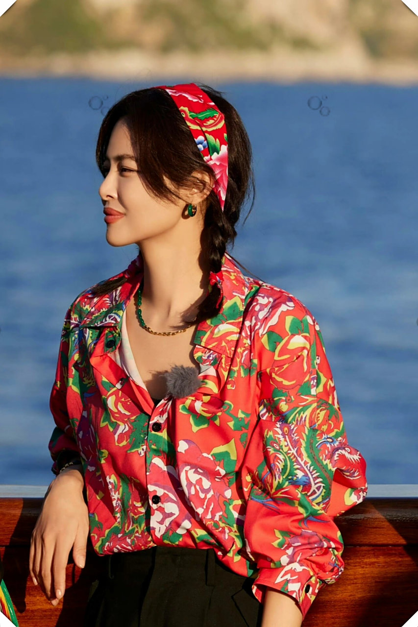 最近,女神辛芷蕾在《花少》中身穿东北大花衬衫,时髦指数瞬间飙升!