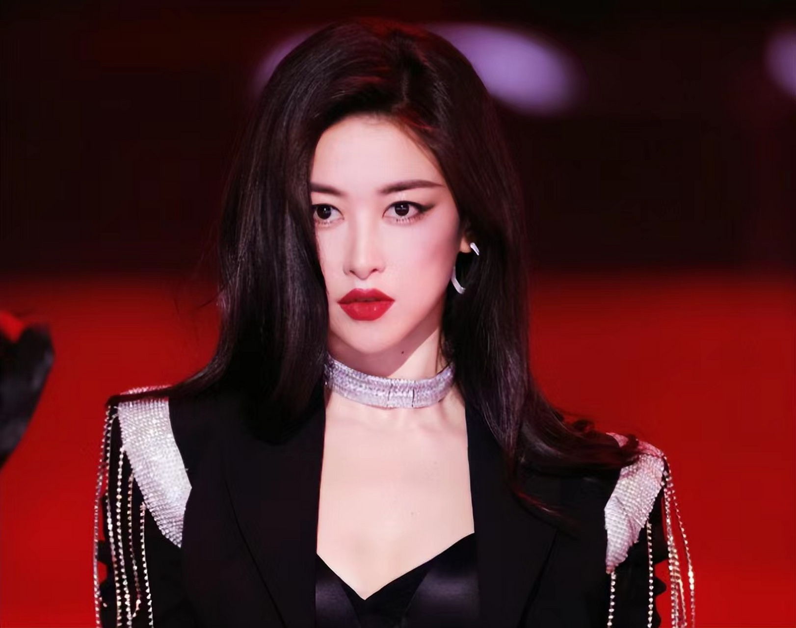 以前朱珠的嘴上有一颗很明显的痣,很有辨识度.