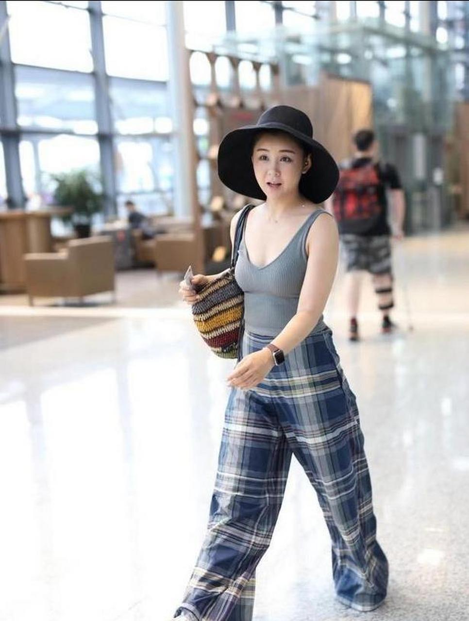 安娜贝尔·李(annabel lee)穿衣只在乎舒适,针织背心搭配阔腿裤凉爽