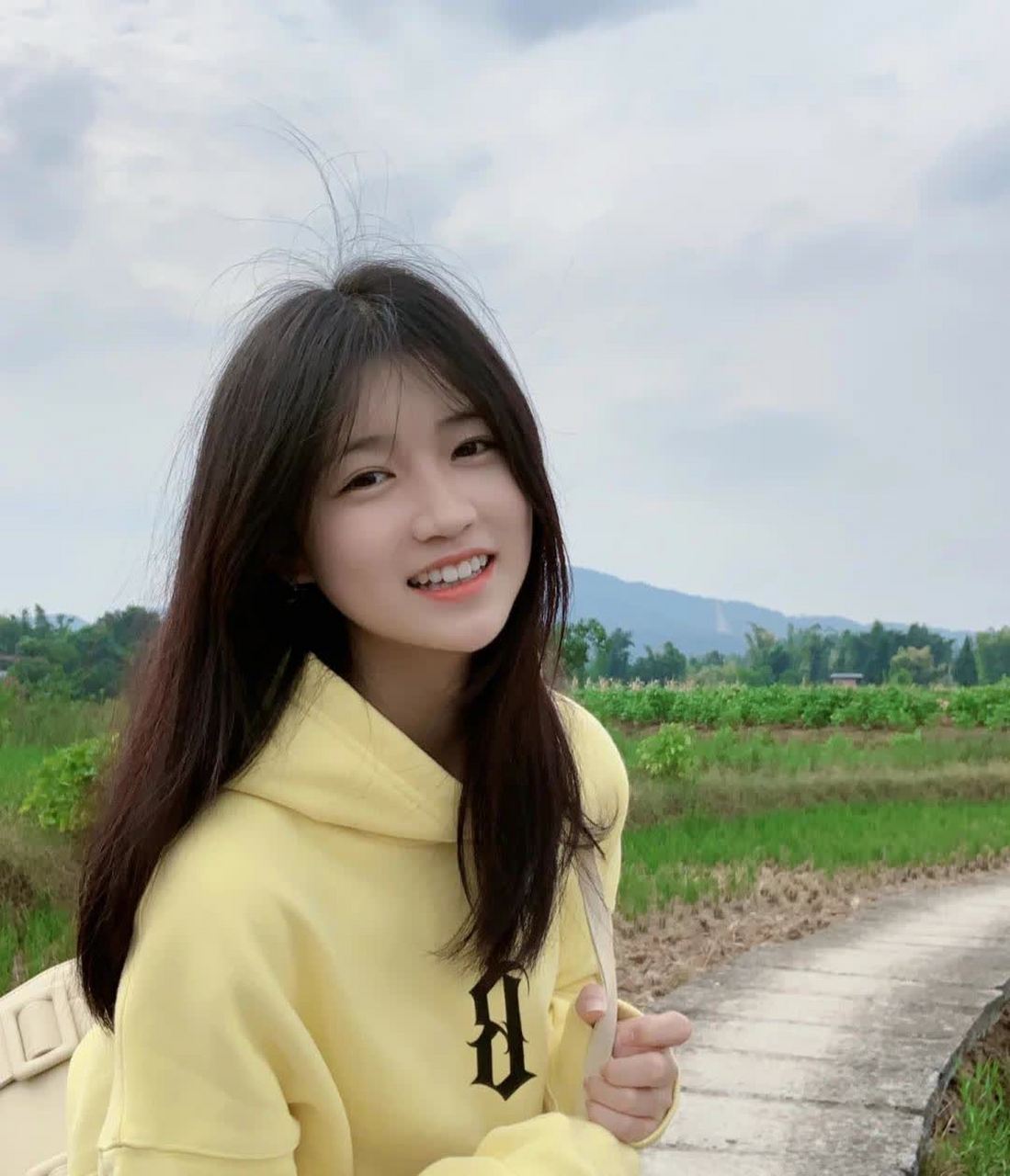 这种纯素颜的女孩子最美,活泼可爱,甜美纯真.