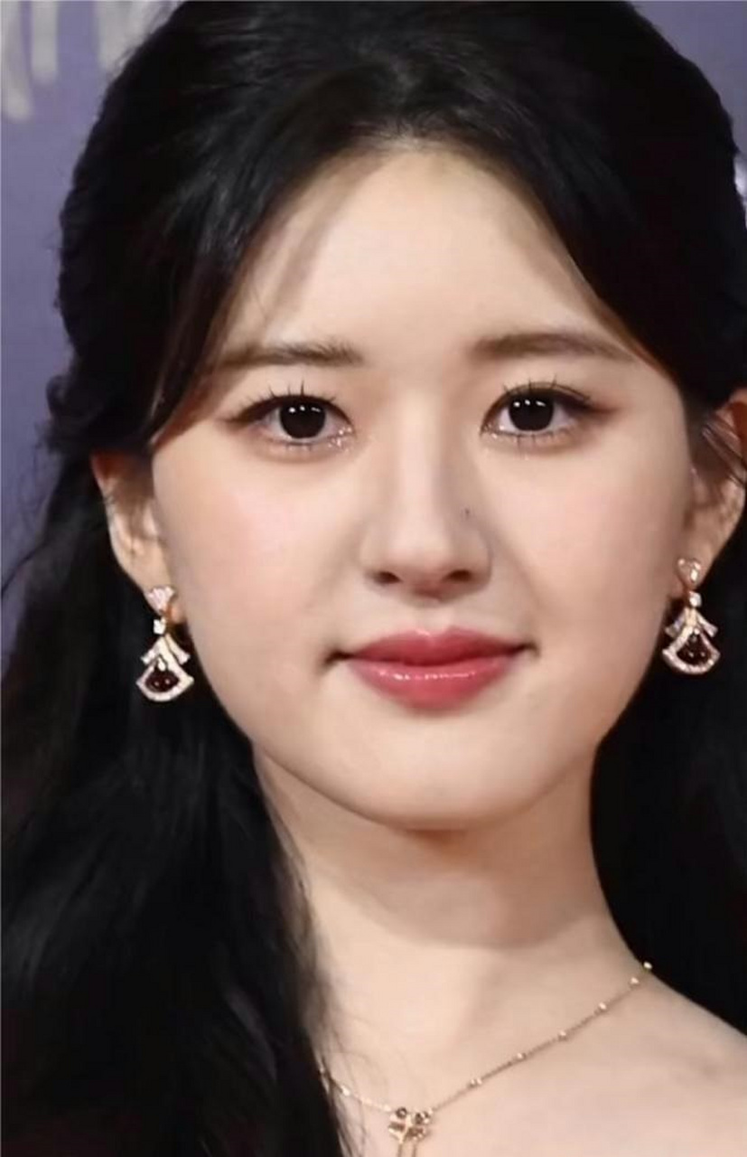 娱乐圈当红明星怼脸拍,这么近的距离,这么清晰的五官,看着看着突然有